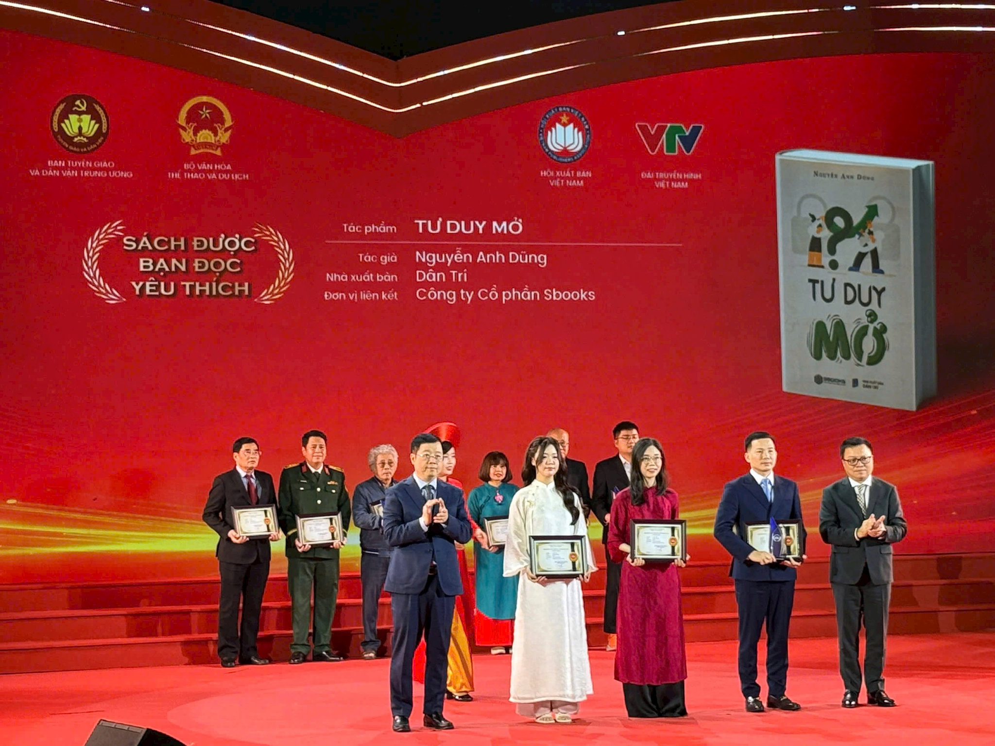 tac-gia-nguyen-anh-dung-nhan-giai.jpg