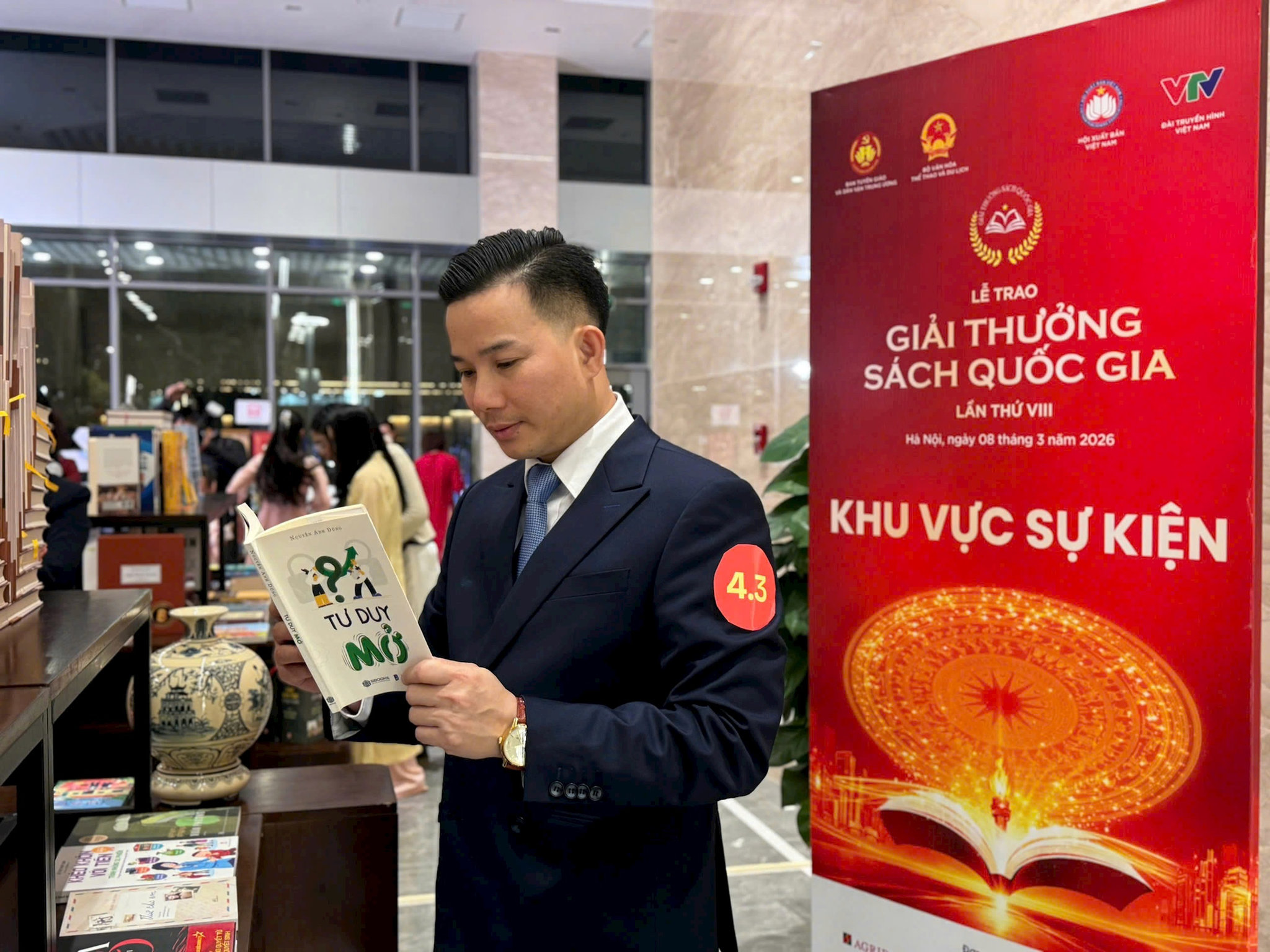 tac-gia-nguyen-anh-dung-va-cuon-sach.jpg