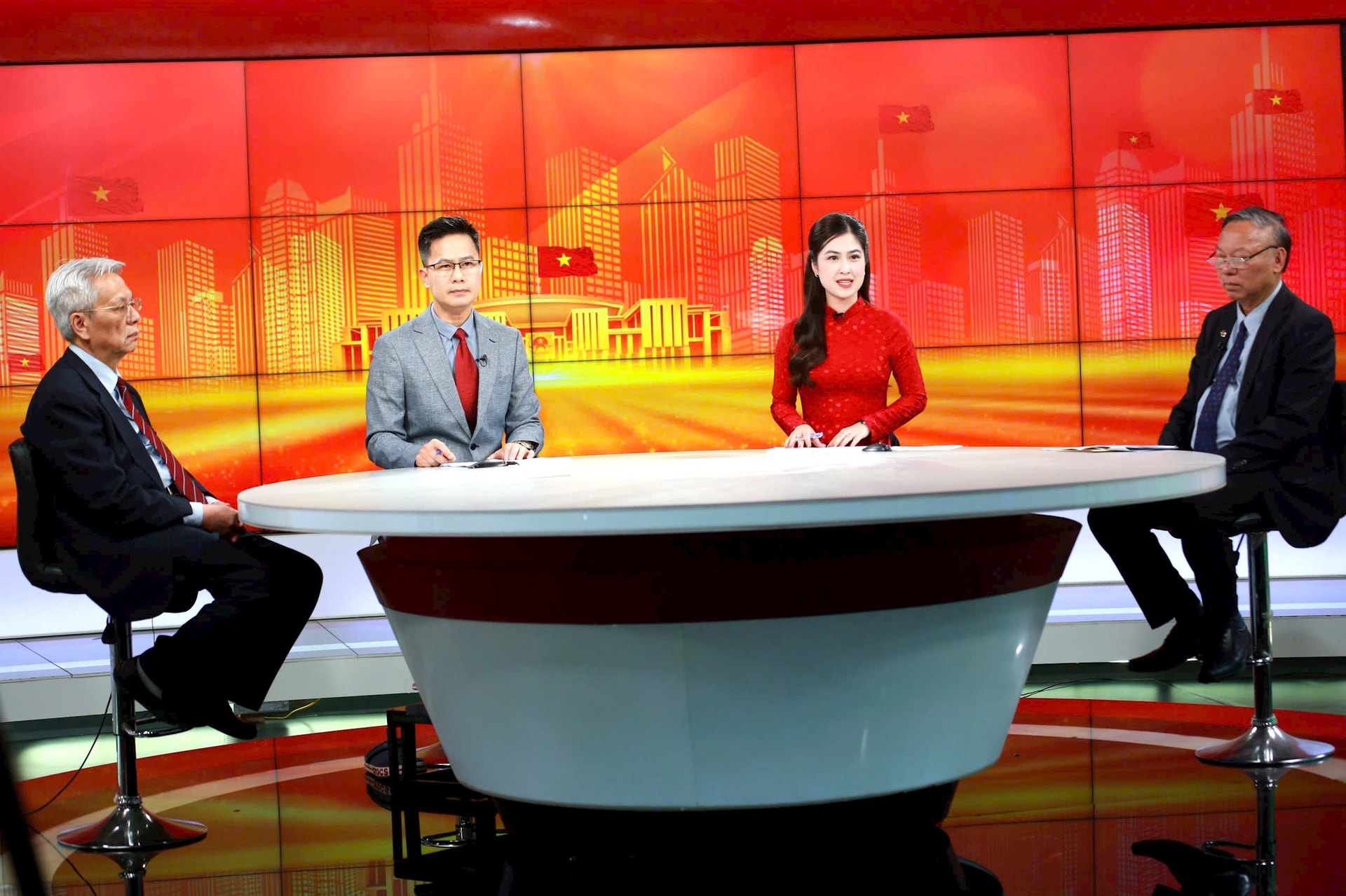 Tối 10-3, Cơ quan Báo và Phát thanh, truyền hình Hà Nội đã thực hiện chương trình thời sự đặc biệt với chủ đề “Xây dựng Nhà nước pháp quyền, phát huy quyền làm chủ của nhân dân”. Ảnh Phạm Hùng