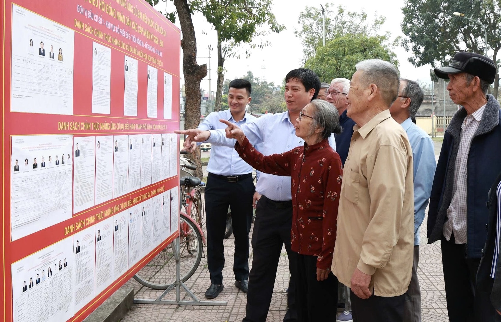 cu-tri-xa-trung-gia-tim-hieu-thong-tin-nguoi-ung-cu-dai-bieu-quoc-hoi-va-dai-bieu-hdnd-cac-cap-tai-khu-vuc-bo-phieu-so-3..jpg