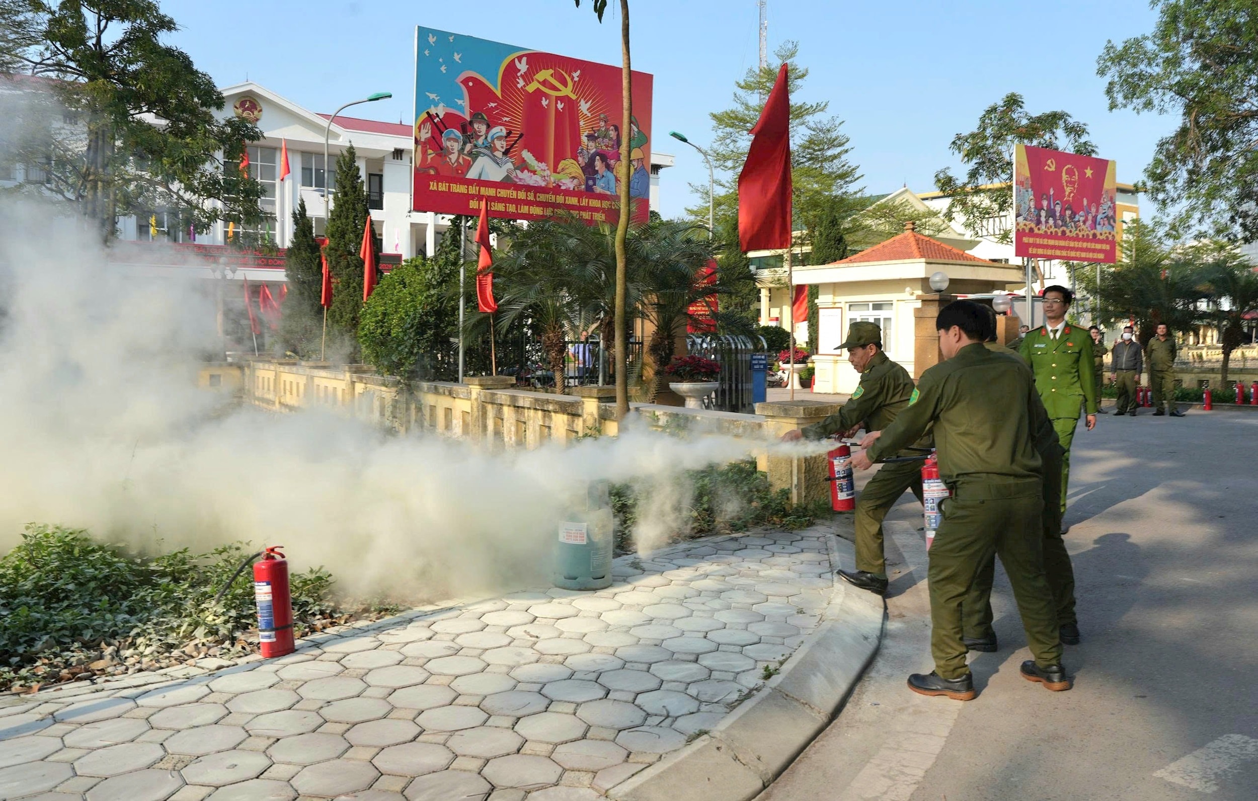 Các học.viên thực hành phòng cháy chữa cháy. Ảnh: Kim Anh