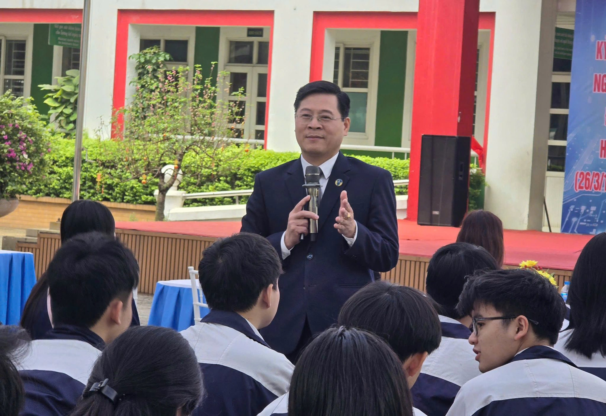 Hội nghị tuyên truyền pháp luật về bầu cử đại biểu Quốc hội khóa XVI và đại biểu HĐND các cấp nhiệm kỳ 2026 – 2031 do Đoàn phường Việt Hưng tổ chức. Ảnh: ĐP