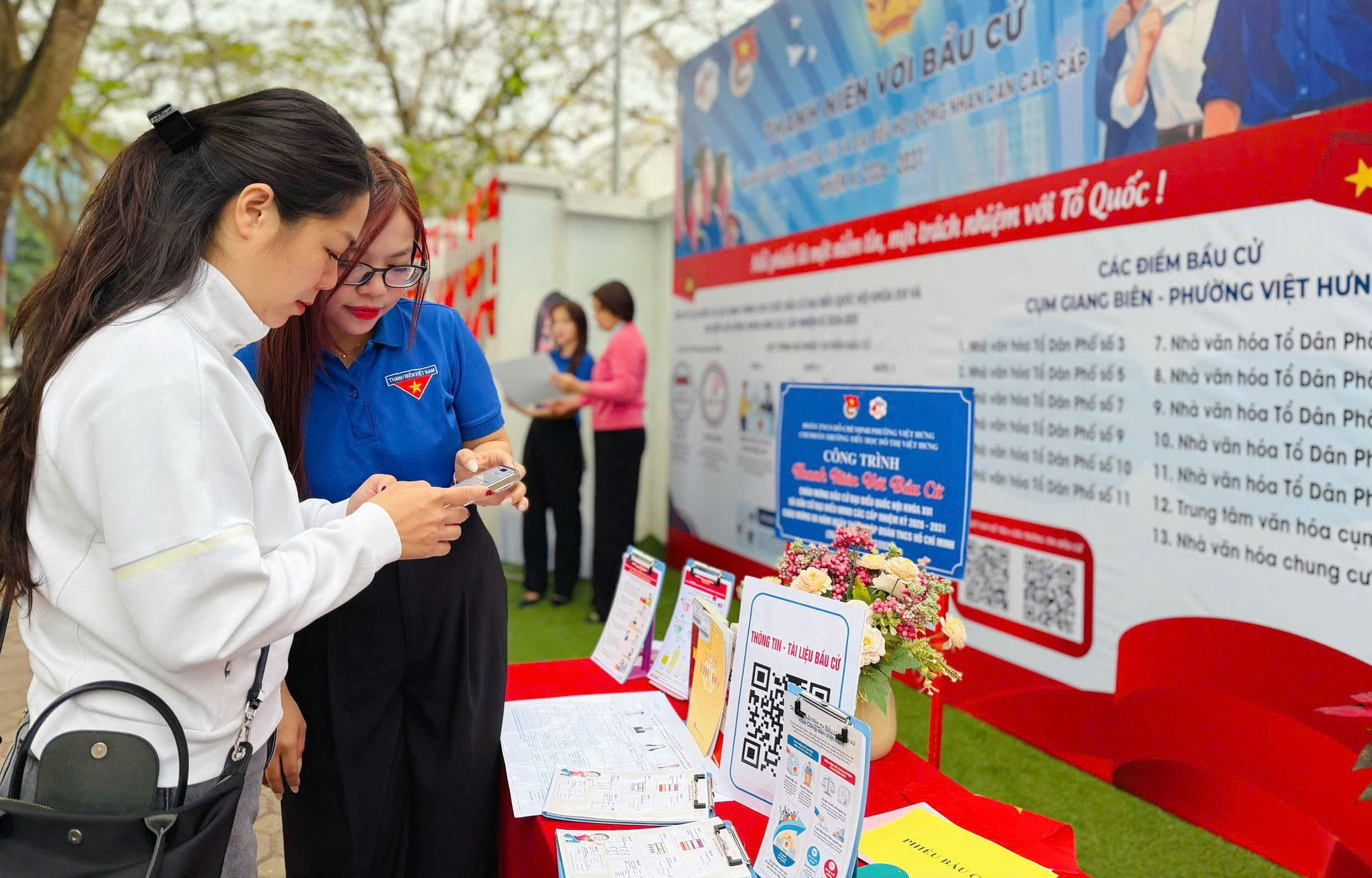 Chỉ cần quét mã QR người dân đã có được nhiều thông tin hữu ích về bầu cử.