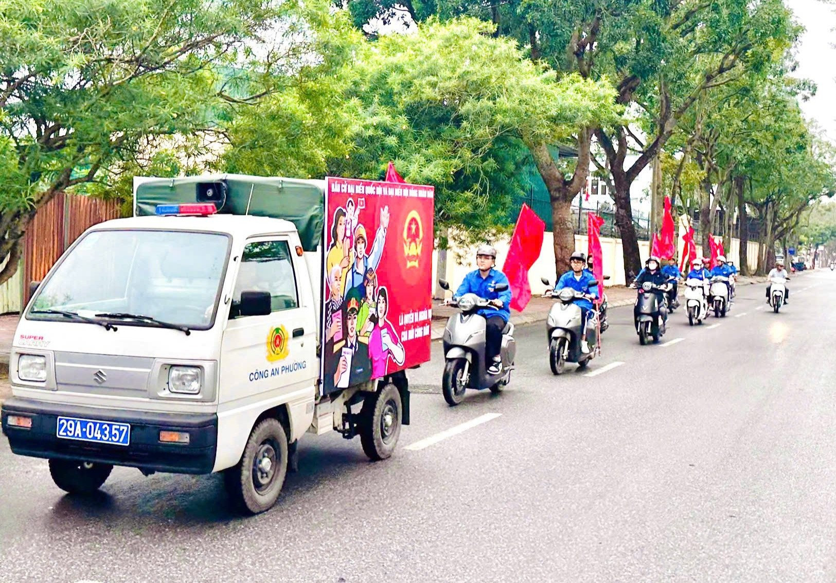 Đoàn viên, thanh niên phường Việt Hưng ra quân tuyên truyền về bầu cử. Ảnh: ĐP
