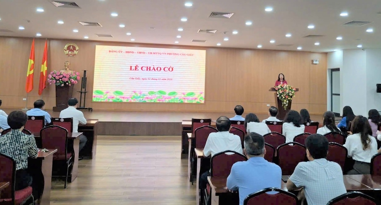 Cán bộ, công chức phường Cầu Giấy tham gia Lễ chào cờ tháng 3/2026. Ảnh: Phuwow