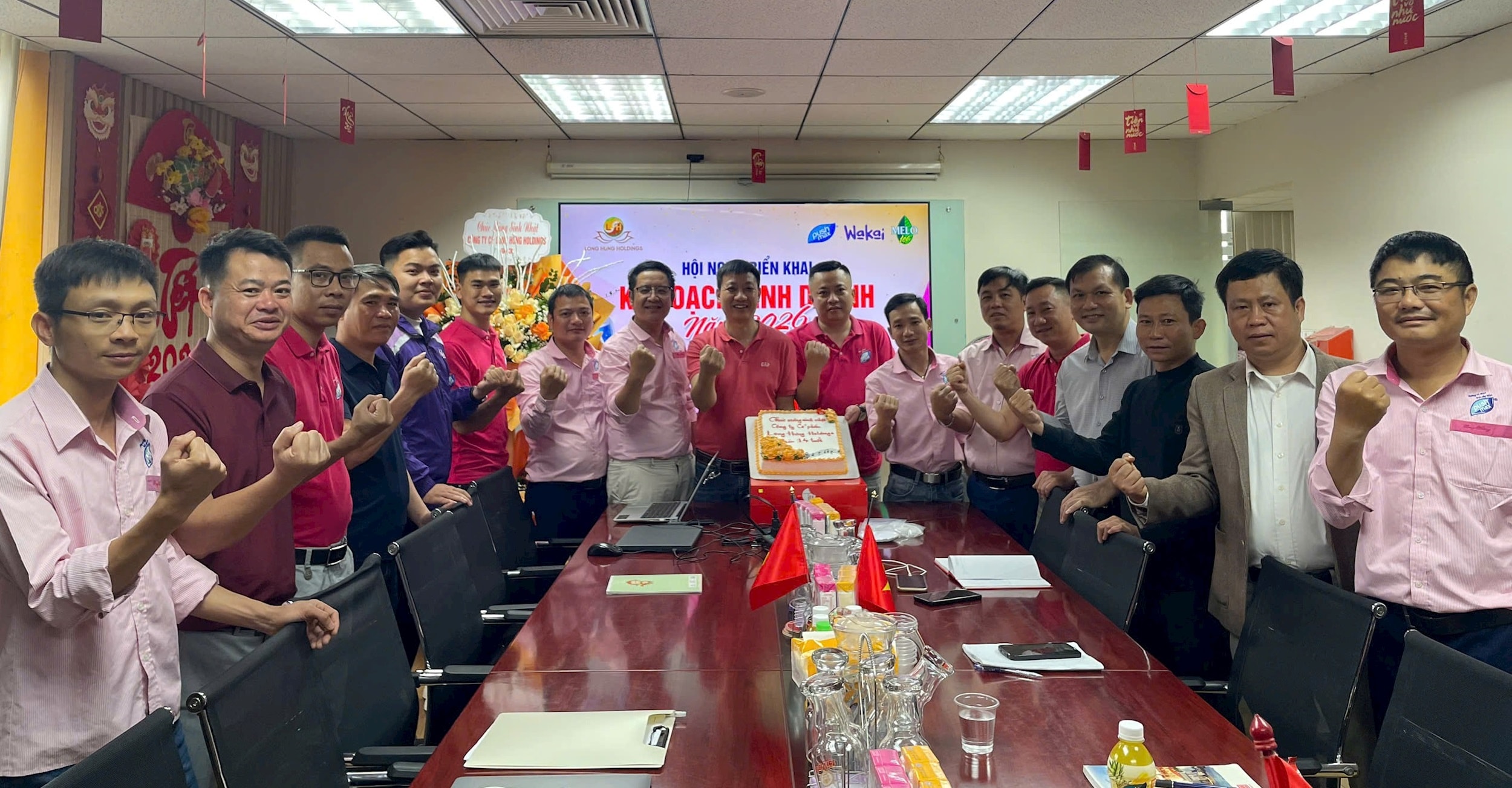 Nghi thức chào cờ được kết hợp với giao ban đầu tuần tại Công ty Cổ phần Long Hưng Holdings. Ảnh: PL