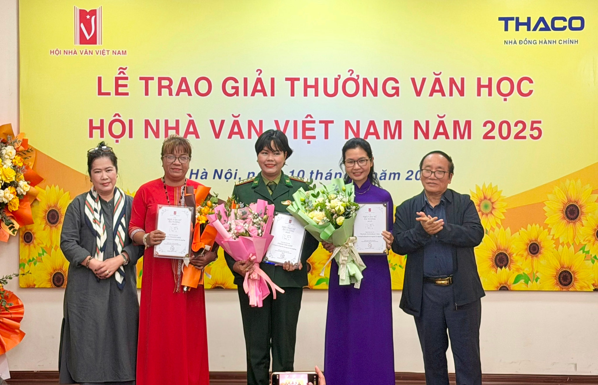 giai-thuong-nu-nha-van.jpg