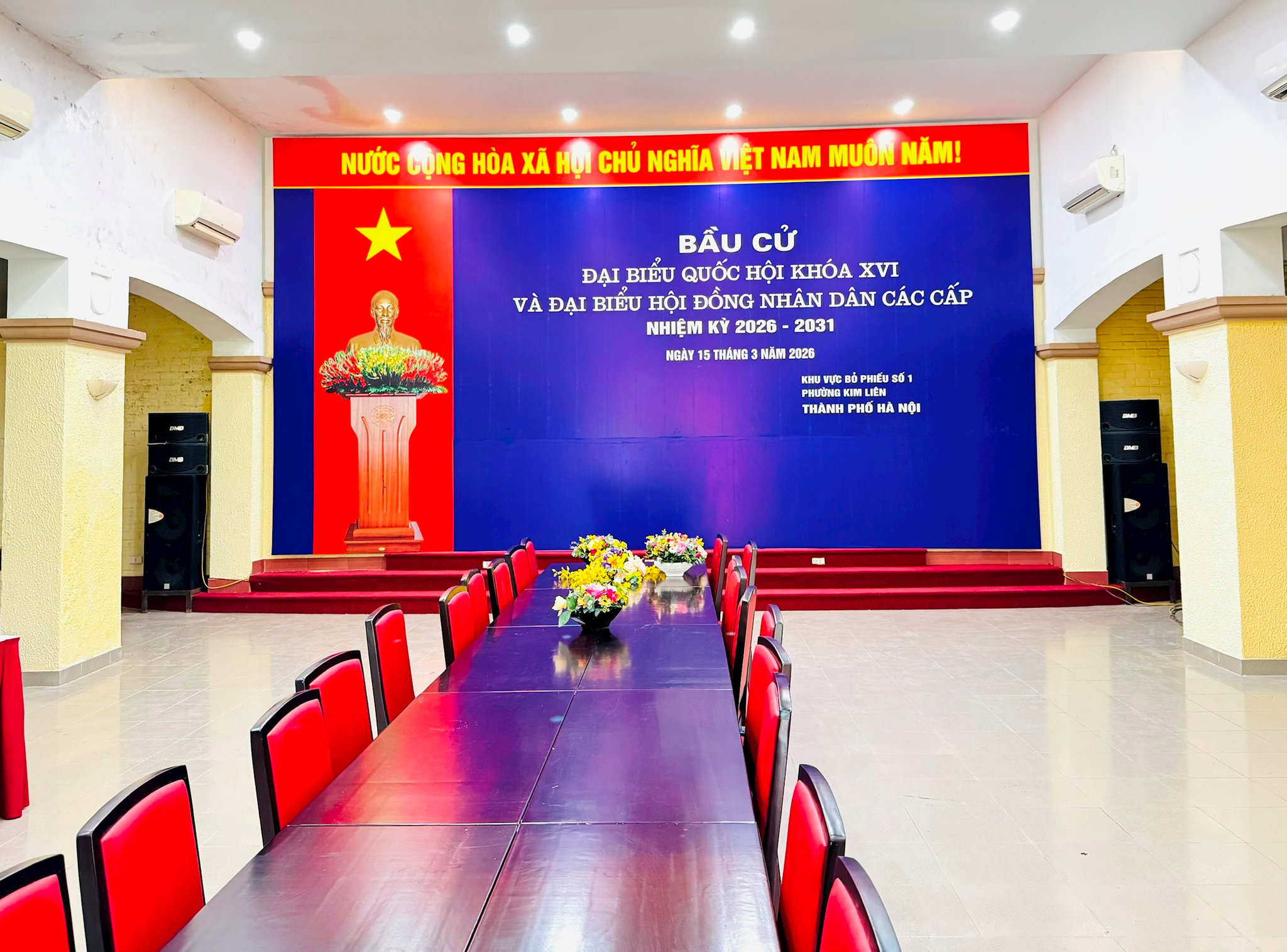Tại Khu vực bỏ phiếu số 1, phường Kim Liên công tác chuẩn bị đang được khẩn trương thực hiện. Ảnh: PV