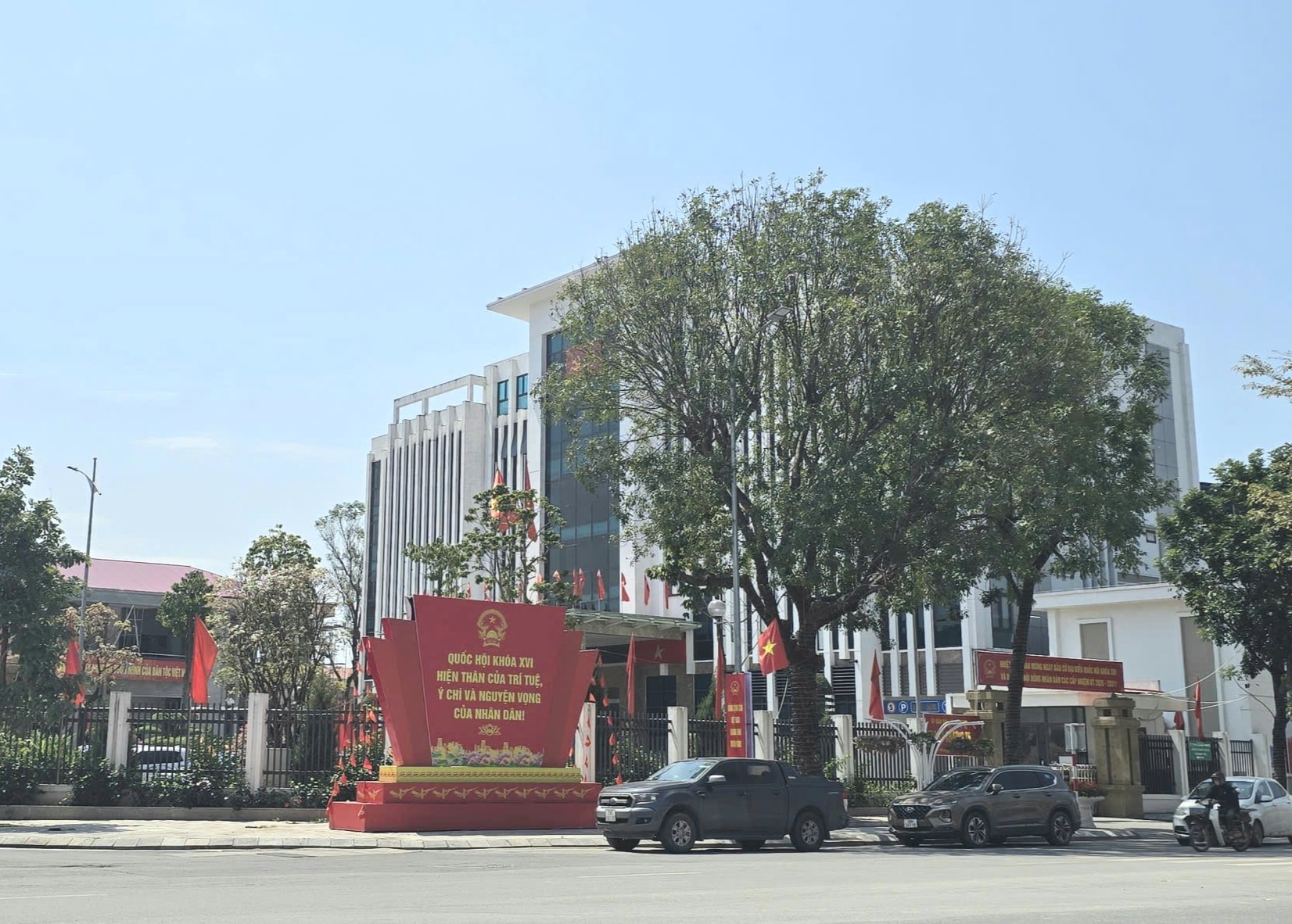 Trang trí tại khu vực trung tâm xã Thanh Trì. Ảnh: Quốc Doanh