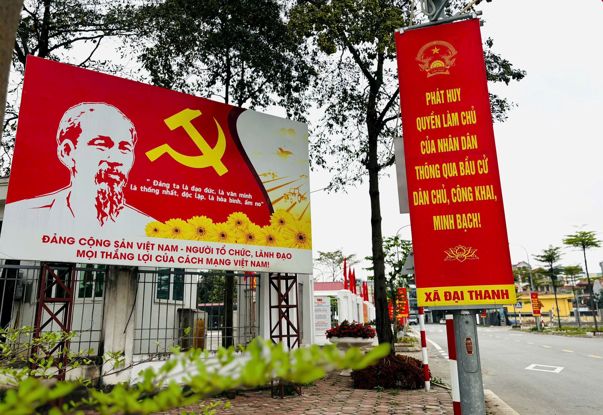 Các tấm pano, áp phích khổ lớn được trang hoàng trên những con đường dọc xã Đại Thanh chào mừng ngày hội lớn của toàn dân. Ảnh: Ngọc Mi