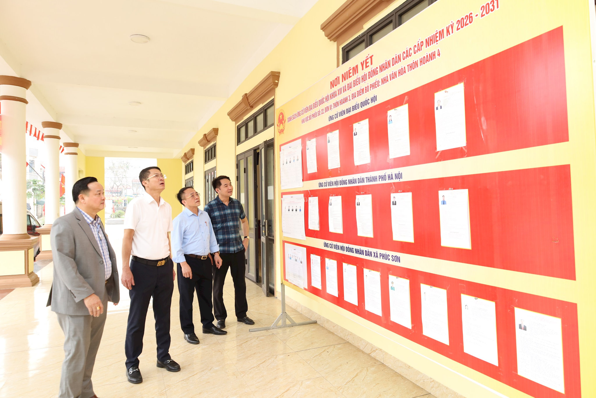 Lãnh đạo xã Phúc Sơn kiểm tra khu vực niêm yết tiểu sử tóm tắt ứng cử viên đại biểu tại Nhà văn hóa thôn Hoành. Ảnh: Kim Nhuệ