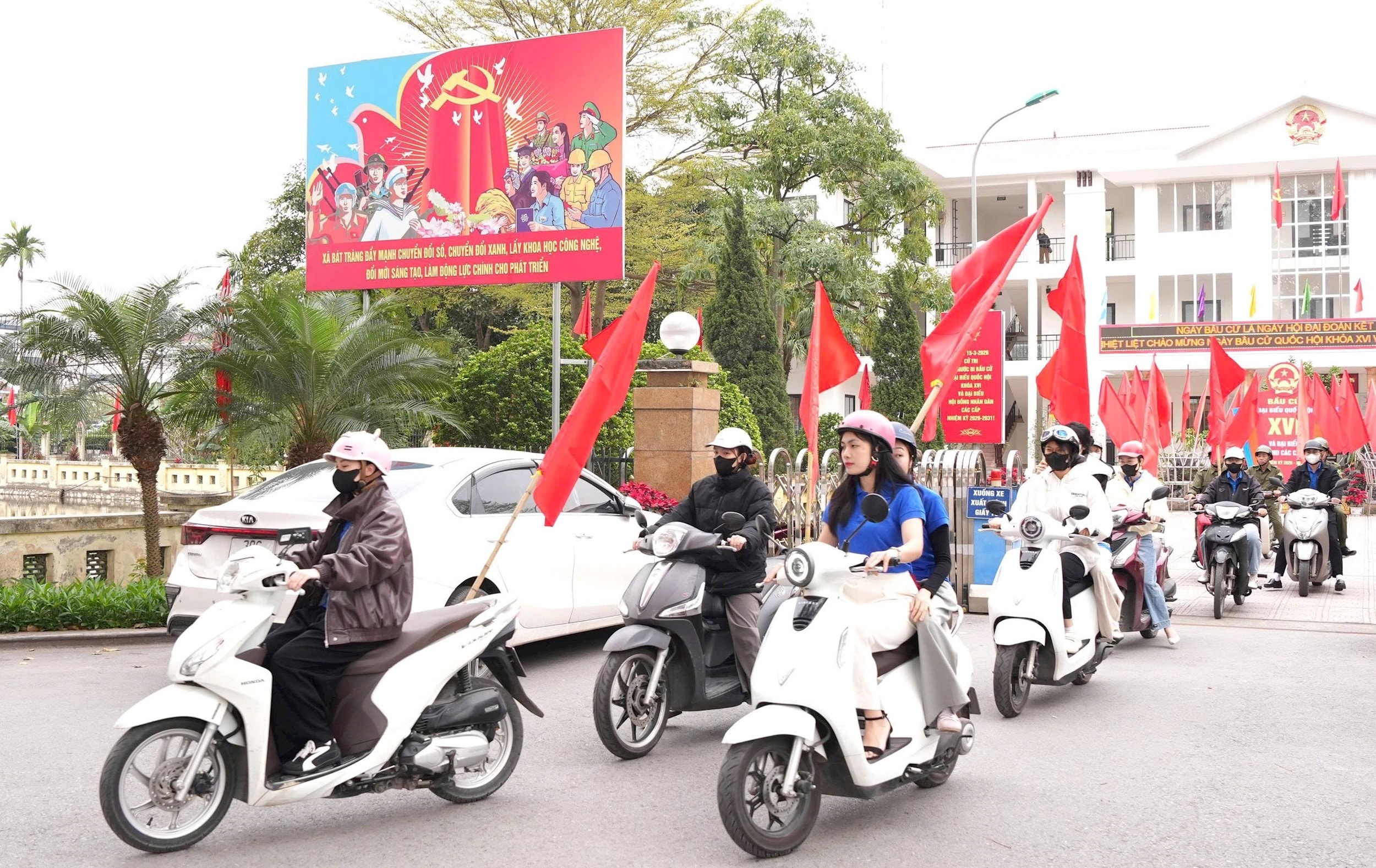 Lực lượng tuyên truyền lưu động diễu hành trên các tuyến phố. Ảnh: Phương Lộc