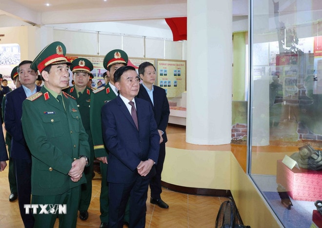 thuong-truc-ban-bi-thu-tran-cam-tu-chu-tri-kiem-tra-giam-sat-dang-uy-quan-doan-12-bo-quoc-phong-1.jpg