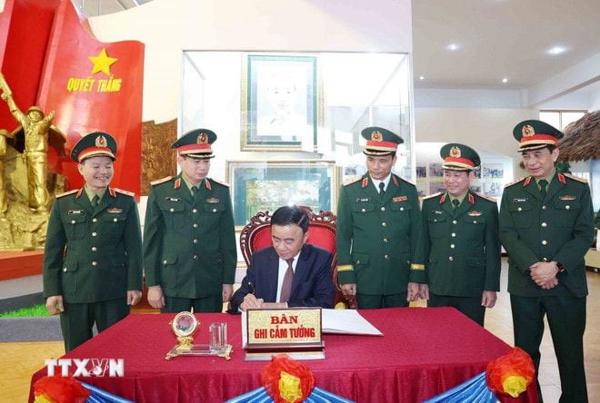thuong-truc-ban-bi-thu-tran-cam-tu-chu-tri-kiem-tra-giam-sat-dang-uy-quan-doan-12-bo-quoc-phong-3.jpg