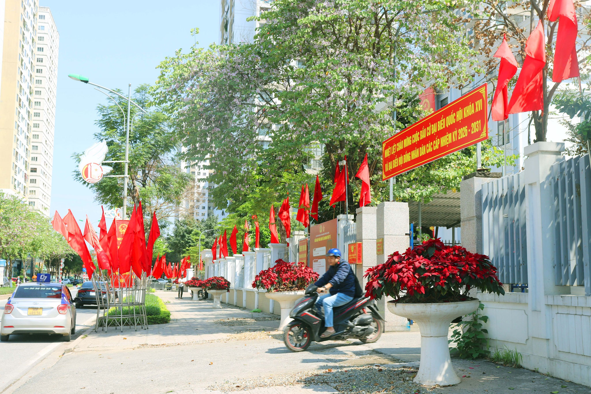 Công tác tuyên truyền trực quan trên các tuyến đường chính, pano, áp phích, cụm tranh cổ động được lắp đặt nổi bật, góp phần lan tỏa không khí hướng về ngày bầu cử.