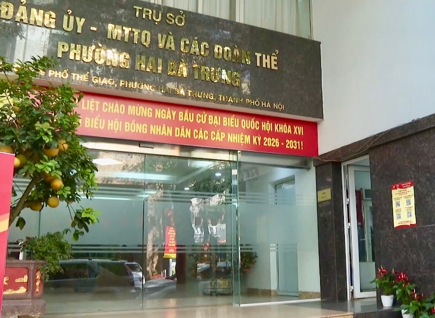 Đoàn viên, Thanh niên phường Hai Bà Trưng trang trí khu vực bỏ phiếu, niêm yết danh sách cử tri, danh sách ứng cử viên và chuẩn bị cơ sở vật chất cho ngày bầu cử.