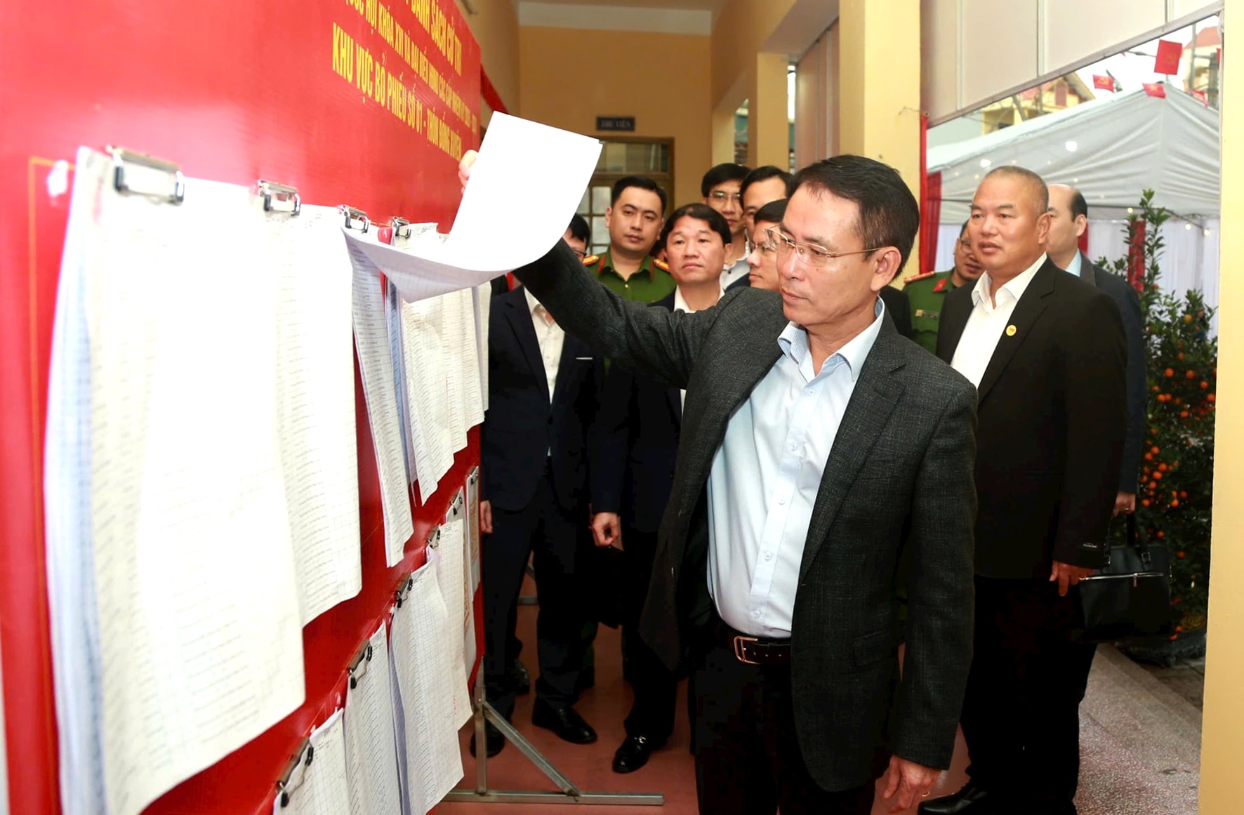 Pho-bi-thu-thuong-truc-thanh-uy-ha-noi-nguyen-trong-dong-kiem-tra-tai-khu-vuc-bo-phieu-so-1-xa-thuan-an-.-anh-pham-hung.jpg