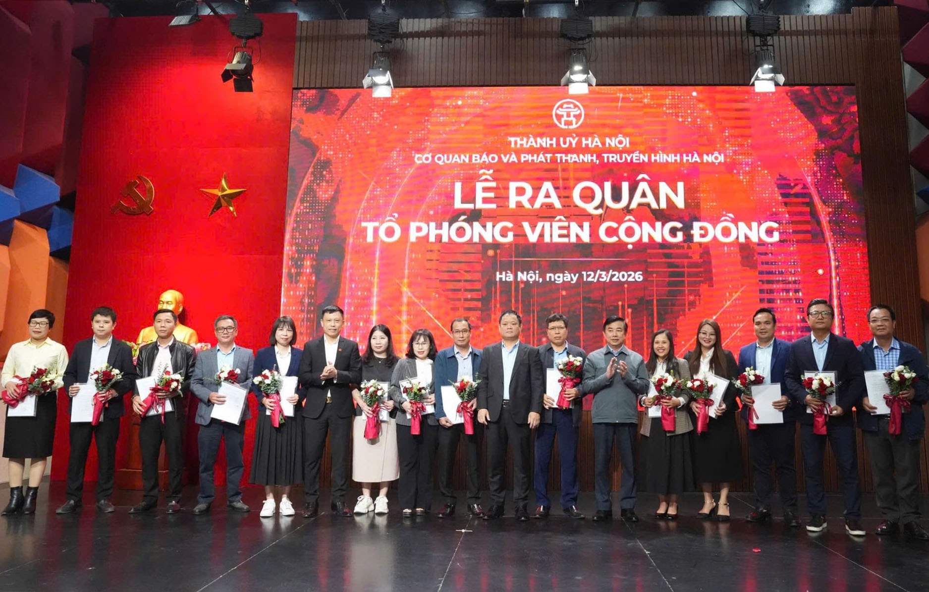 Il direttore dell'Agenzia di radiodiffusione e televisione di Hanoi presenta una decisione per congratularsi con il giornalista locale. - anh-huu-tiep-1.jpg