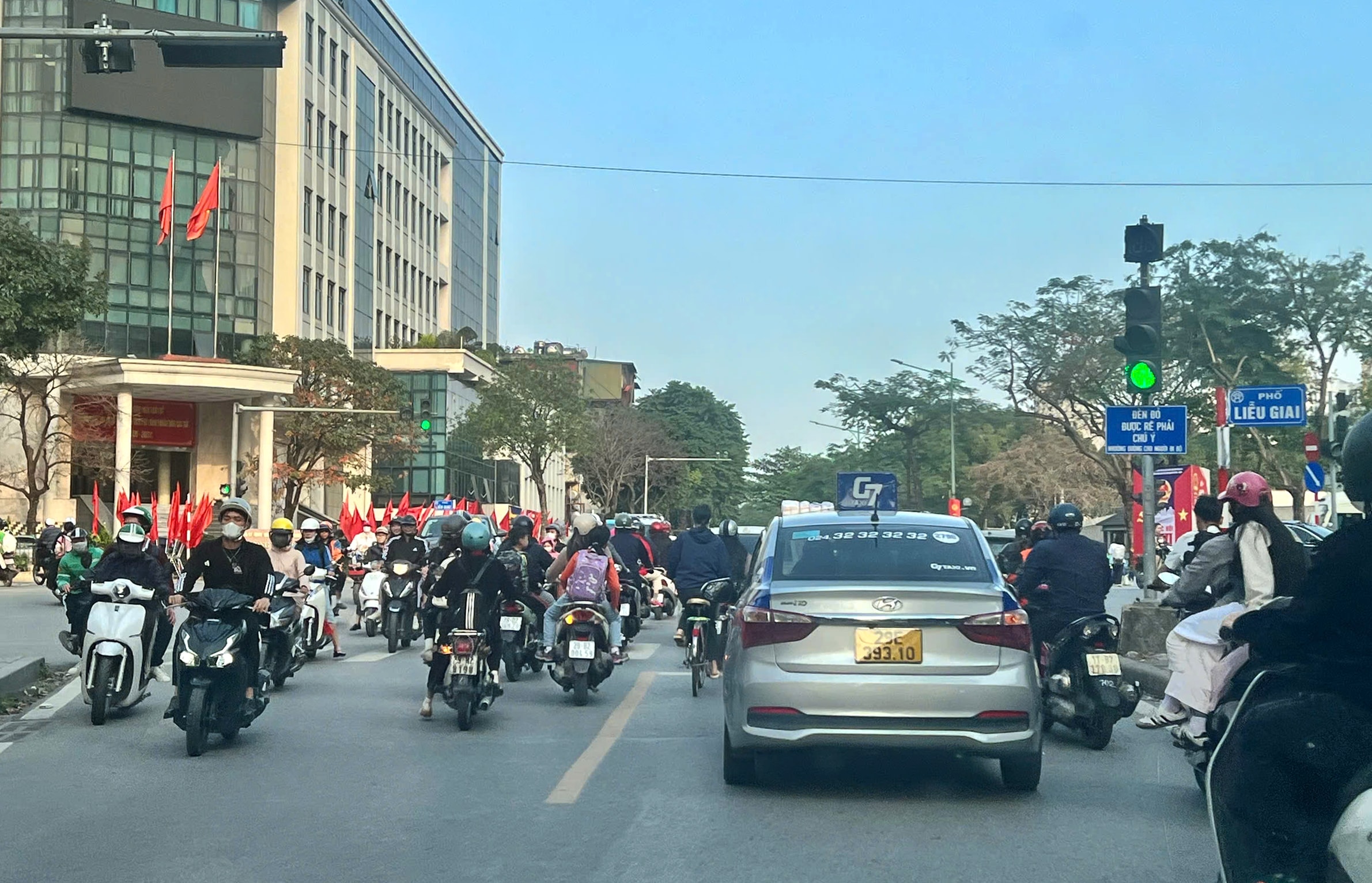 Molte persone che partecipano al traffico e attraversano la strada in via Phan Ke Binh Phuong..jpg