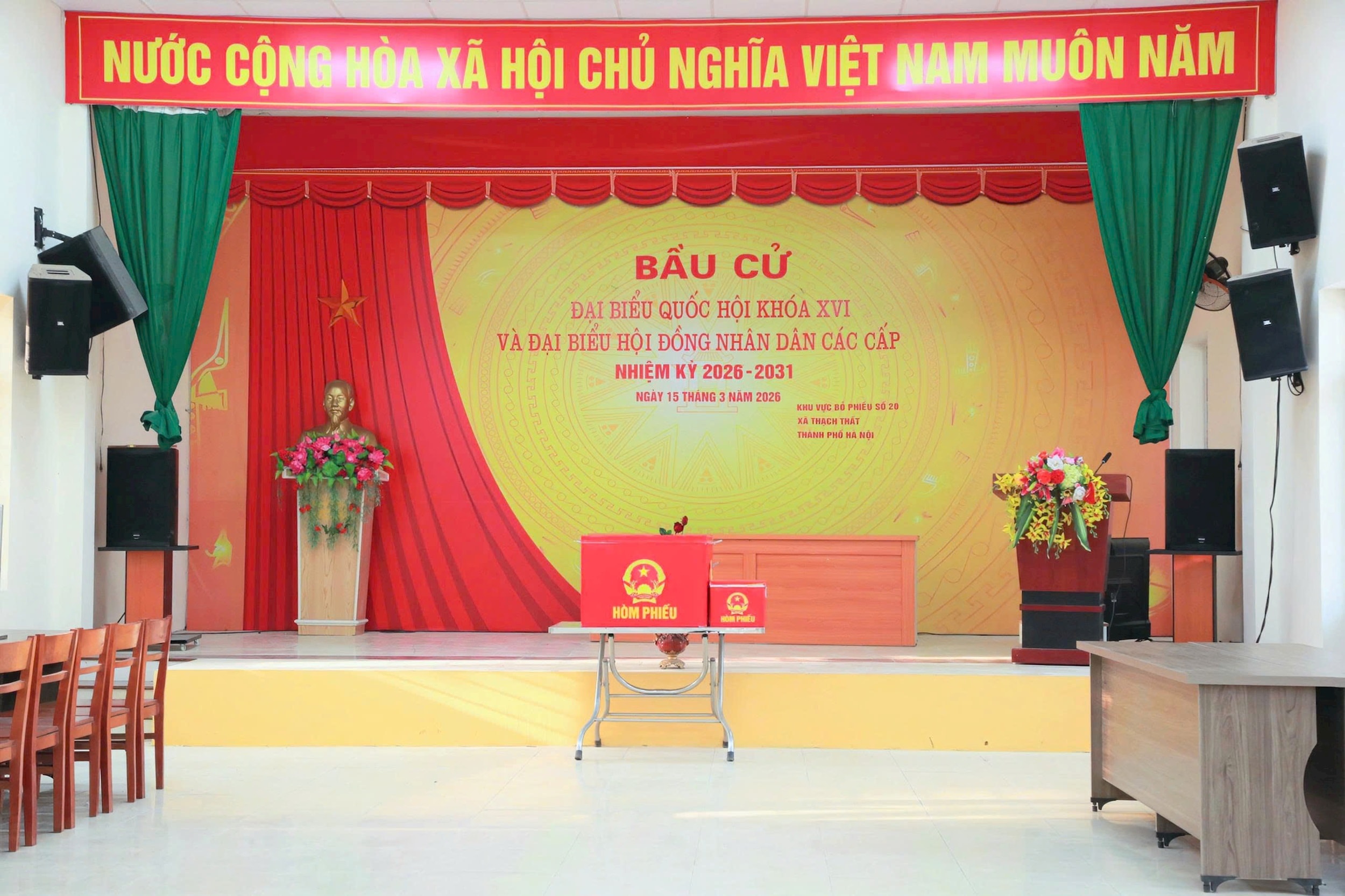 Công tác trang trí khánh tiết tại các điểm bỏ phiếu của xã Thạch Thất triển khai khẩn trương, nghiêm túc và đã hoàn tất.