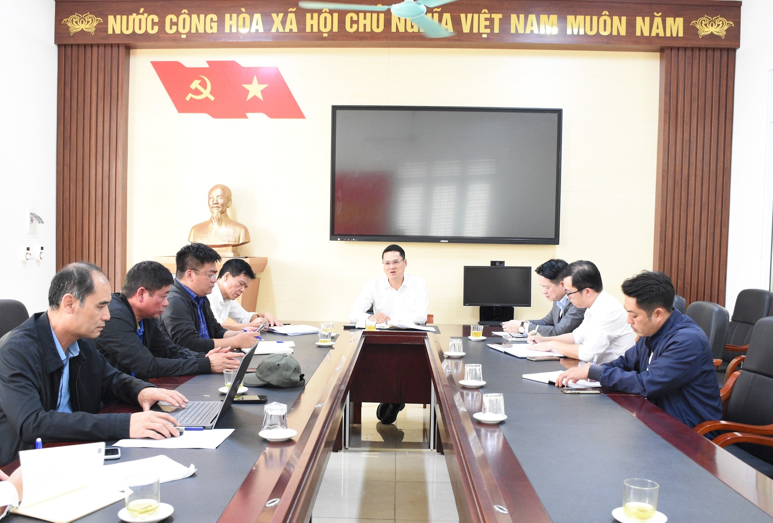 Chủ tịch UBND xã Phù Đổng Đào Đức Minh chỉ đạo tại cuộc họp về công tác chuẩn bị cho Lễ hội chùa N