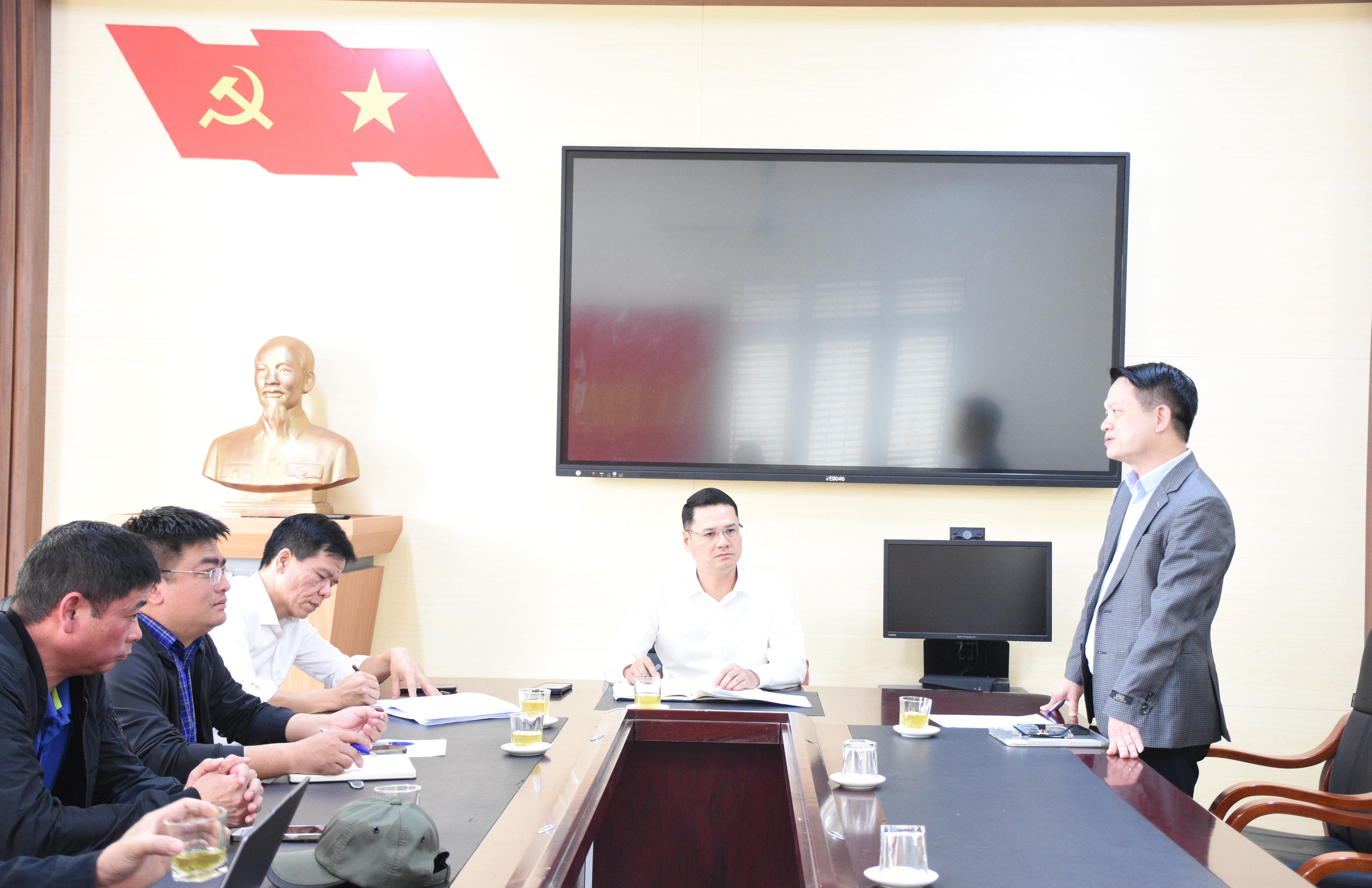 Phó Chủ tịch UBND xã Phù Đổng Nguyễn Đình Quang phát biểu tại cuộc họp
