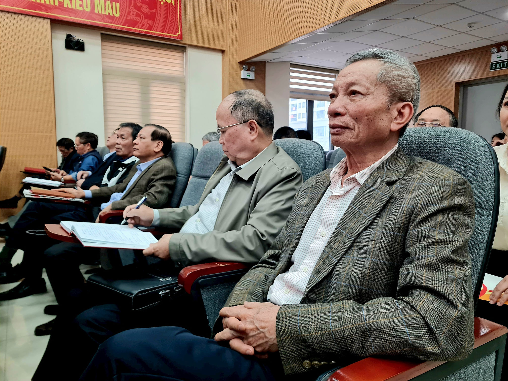 Ông Trần Bình Đẳng (sinh năm 1951, ngồi đầu tiên) tham gia cuộc họp của lãnh đạo phường hướng dẫn, chỉ đạo các tổ dân phố trong công tác chuẩn bị hướng tới ngày bầu cử ĐBQH khóa XVI và đại biểu HĐND các cấp nhiệm kỳ 2026-2031.