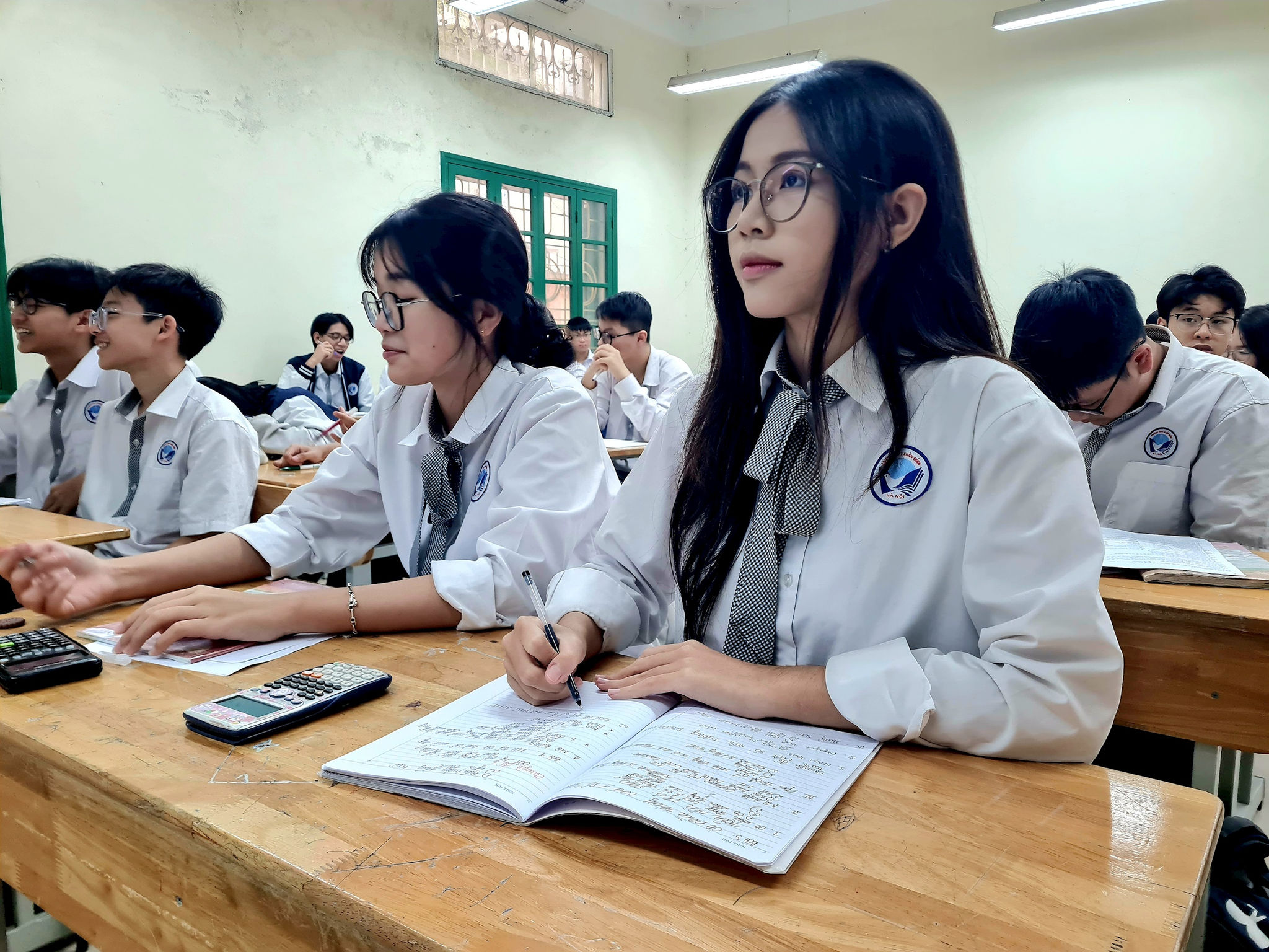 Em Bùi Kim Ngân (sinh năm 2008, ngồi đầu tiên) học sinh lớp 12D1 trường THPT Xuân Đỉnh rất mong chờ đến ngày lần đầu tiên mình được thực hiện quyền công dân.