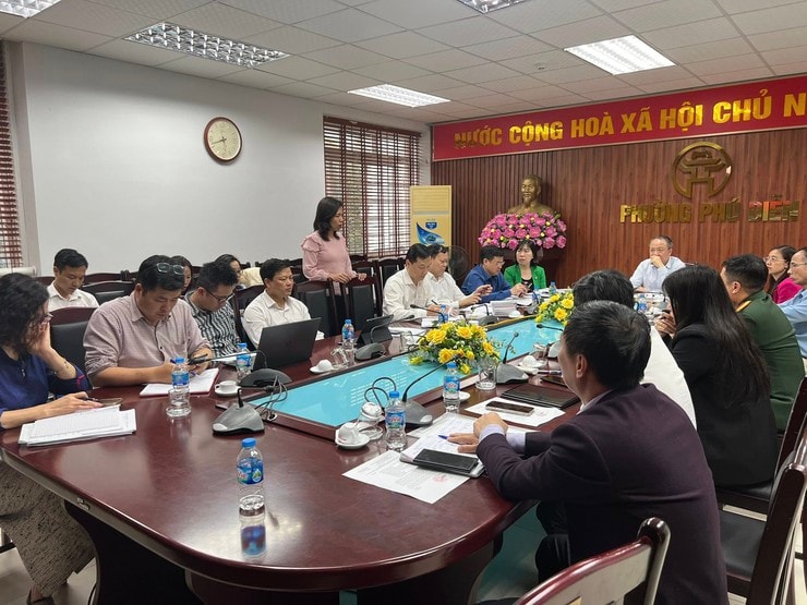Ủy ban bầu cử phường Phú Diễn làm việc với các cơ quan, đơn vị về công tác bầu cử. Ảnh: TM