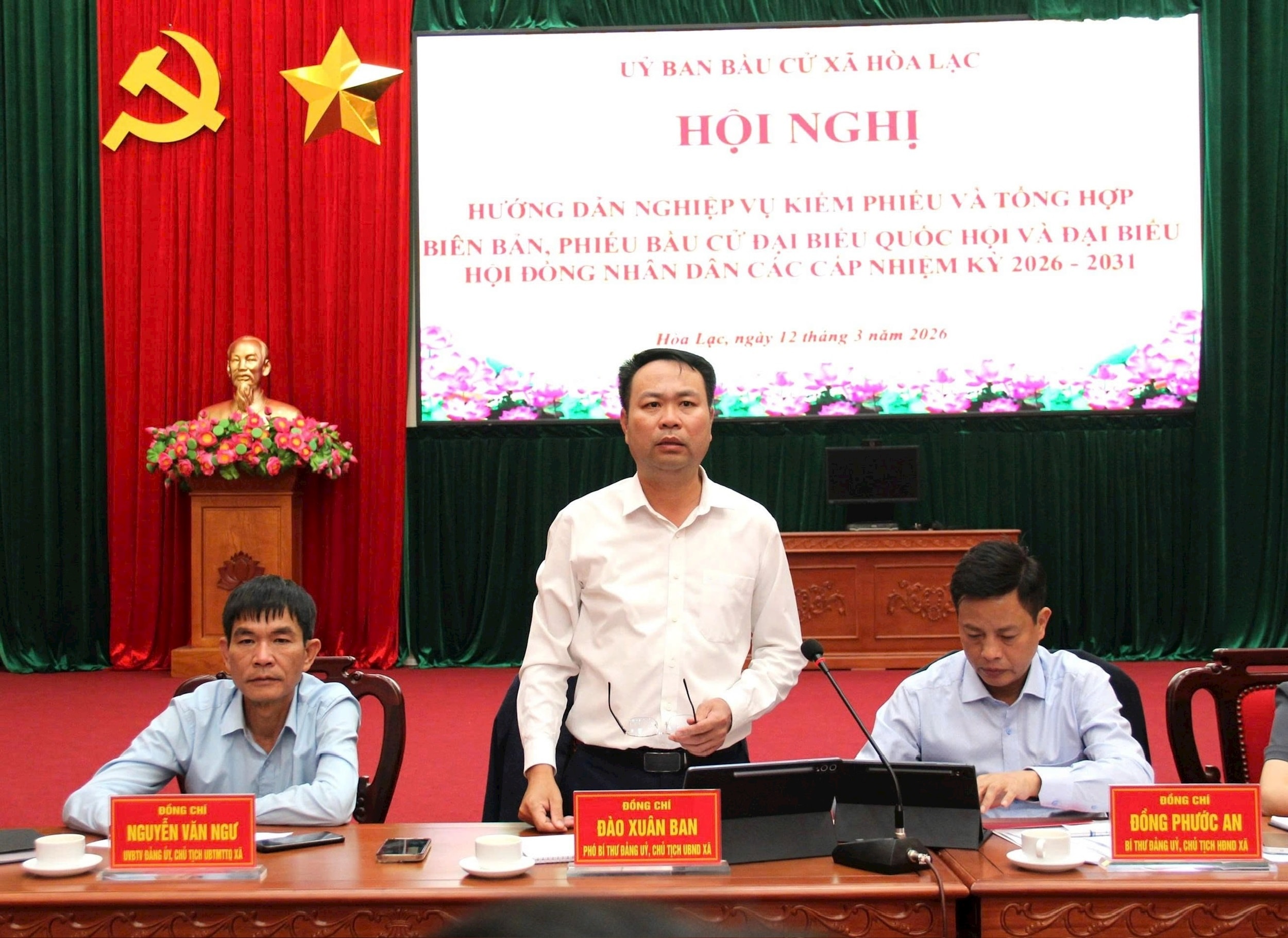 Chủ tịch UBND xã, Phó Chủ tịch Ủy ban Bầu cử xã Hòa Lạc Đào Xuân Ban phát biểu tại hội nghị. Ảnh: P