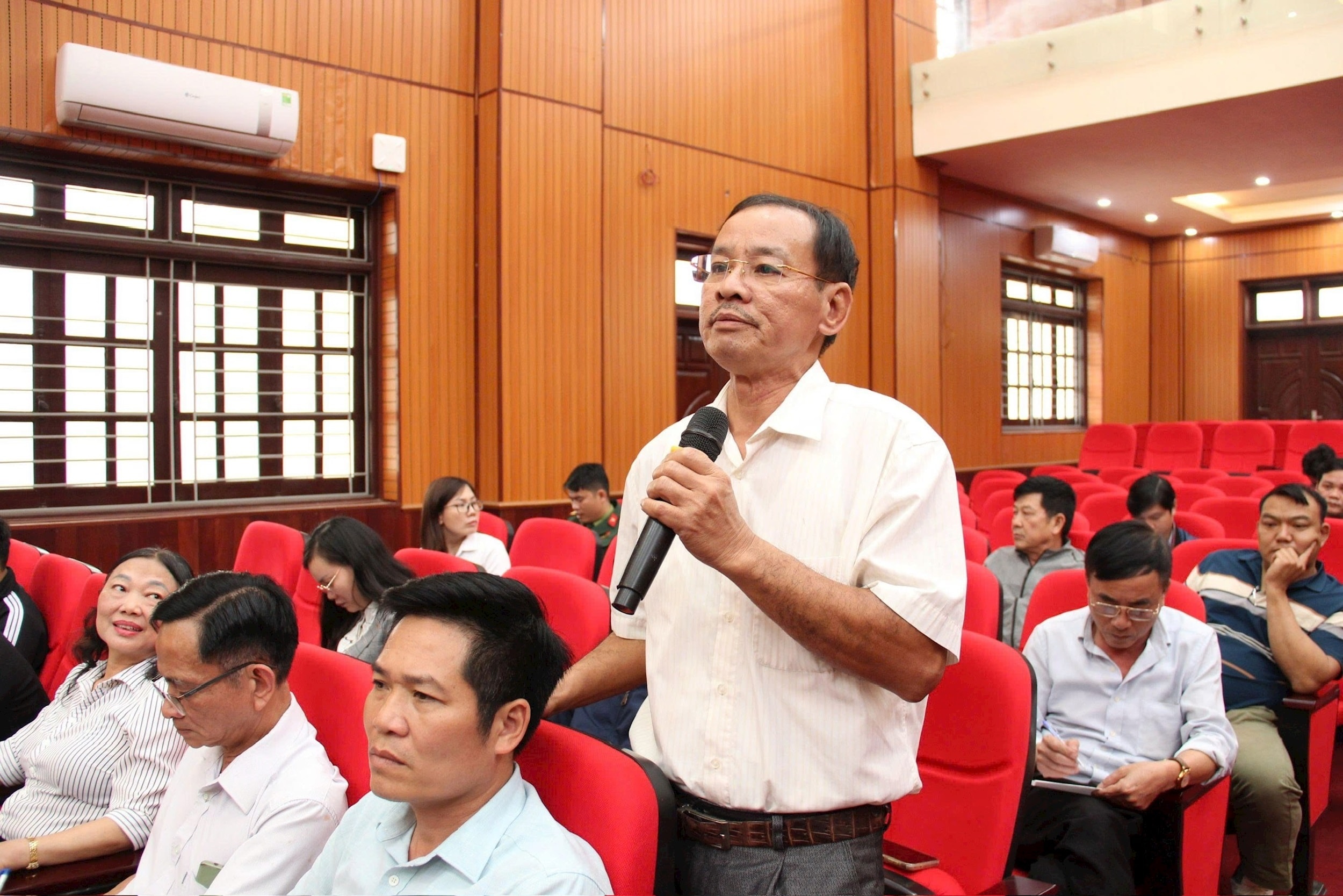 Đại diện các tổ bầu cử phát biểu tại hội nghị. Ảnh: PV
