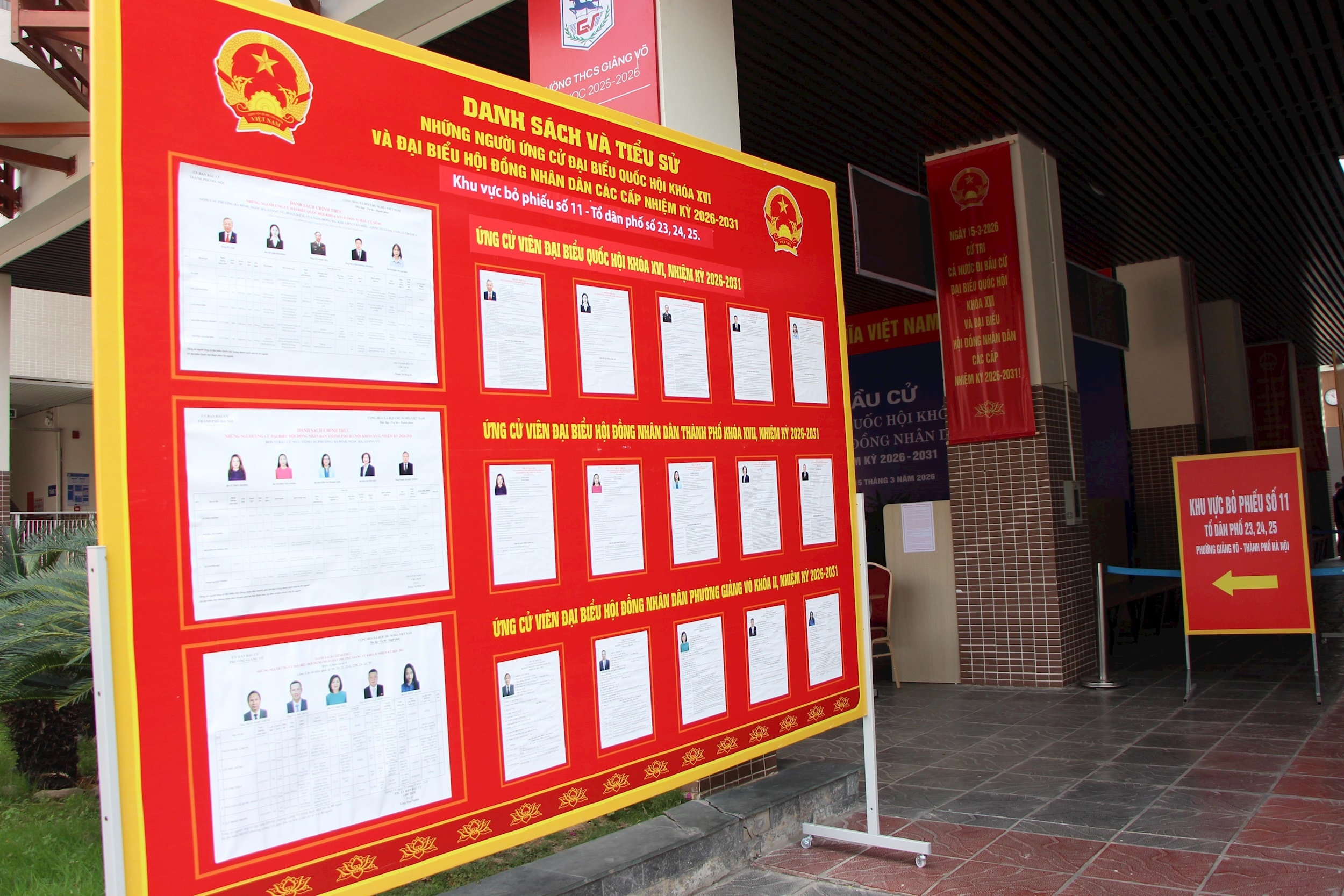 Bảng niêm yết danh sách và tiểu sử tóm tắt của người ứng cử đại biểu Quốc hội khóa XVI và đại biểu HĐND các cấp. Ảnh: TT