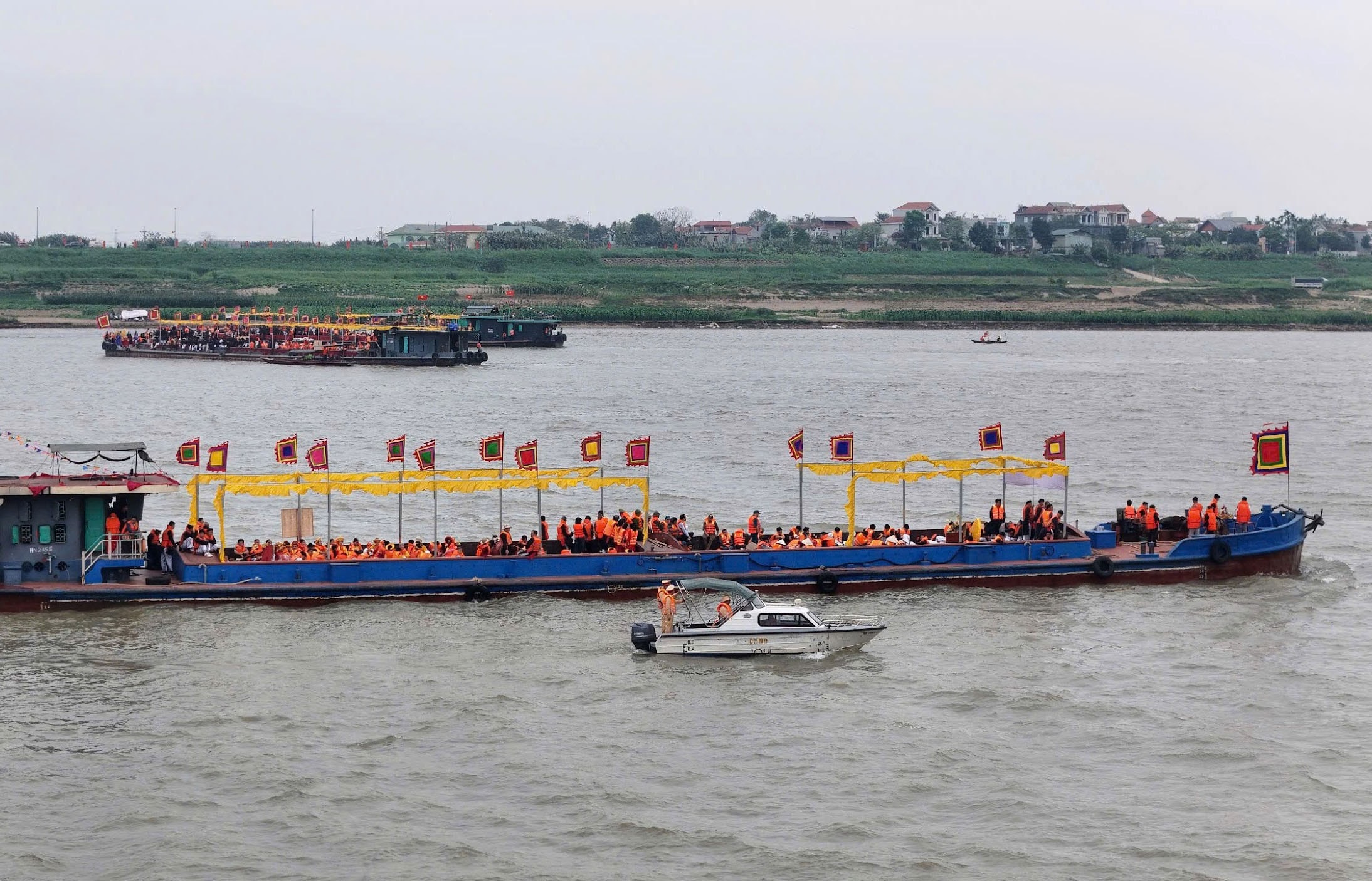 luc-luong-canh-sat-giao-thong-duong-thuy-cong-an-thanh-pho-ha-noi-bao-dam-an-toan-giao-thong-tai-le-hoi-den-va-phuong-son-tay-.-1.jpg