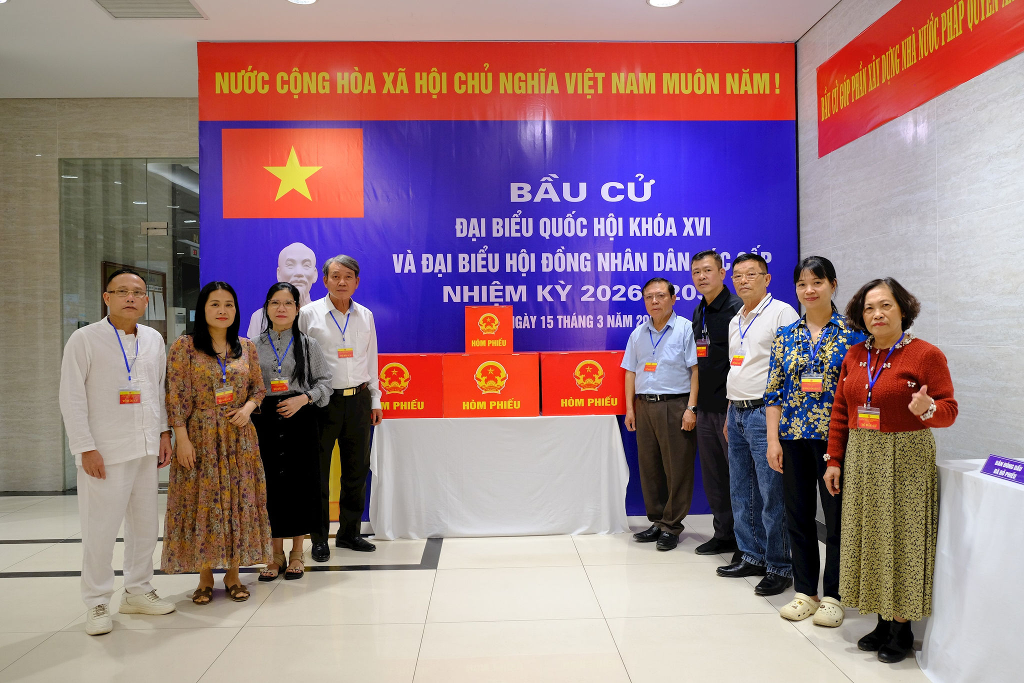 Các thành viên tổ bầu cử tại khu vực bỏ phiếu số 24, phường Thanh Xuân. Ảnh: Hoàng Ngọc