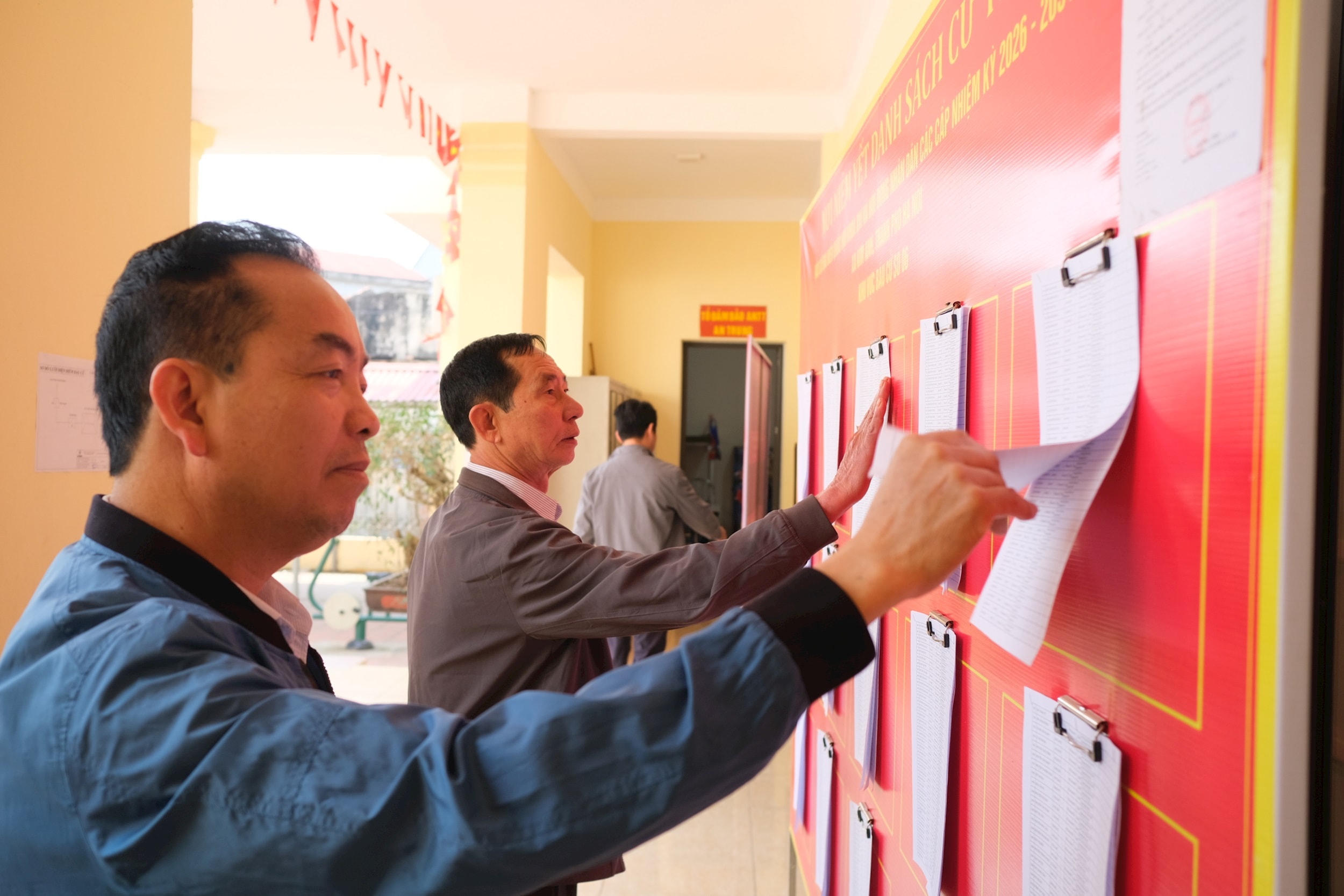 Nhiều cử tri thôn An Trung, xã Kim Anh kỳ vọng các đại biểu sau khi trúng cử sẽ kịp thời lắng nghe tâm tư nguyện vọng của người dân, quan tâm hơn đến công tác an sinh xã hội, hỗ trợ giải quyết việc làm, giải quyết các vấn đề về môi trường. Ảnh: Sỹ Hào