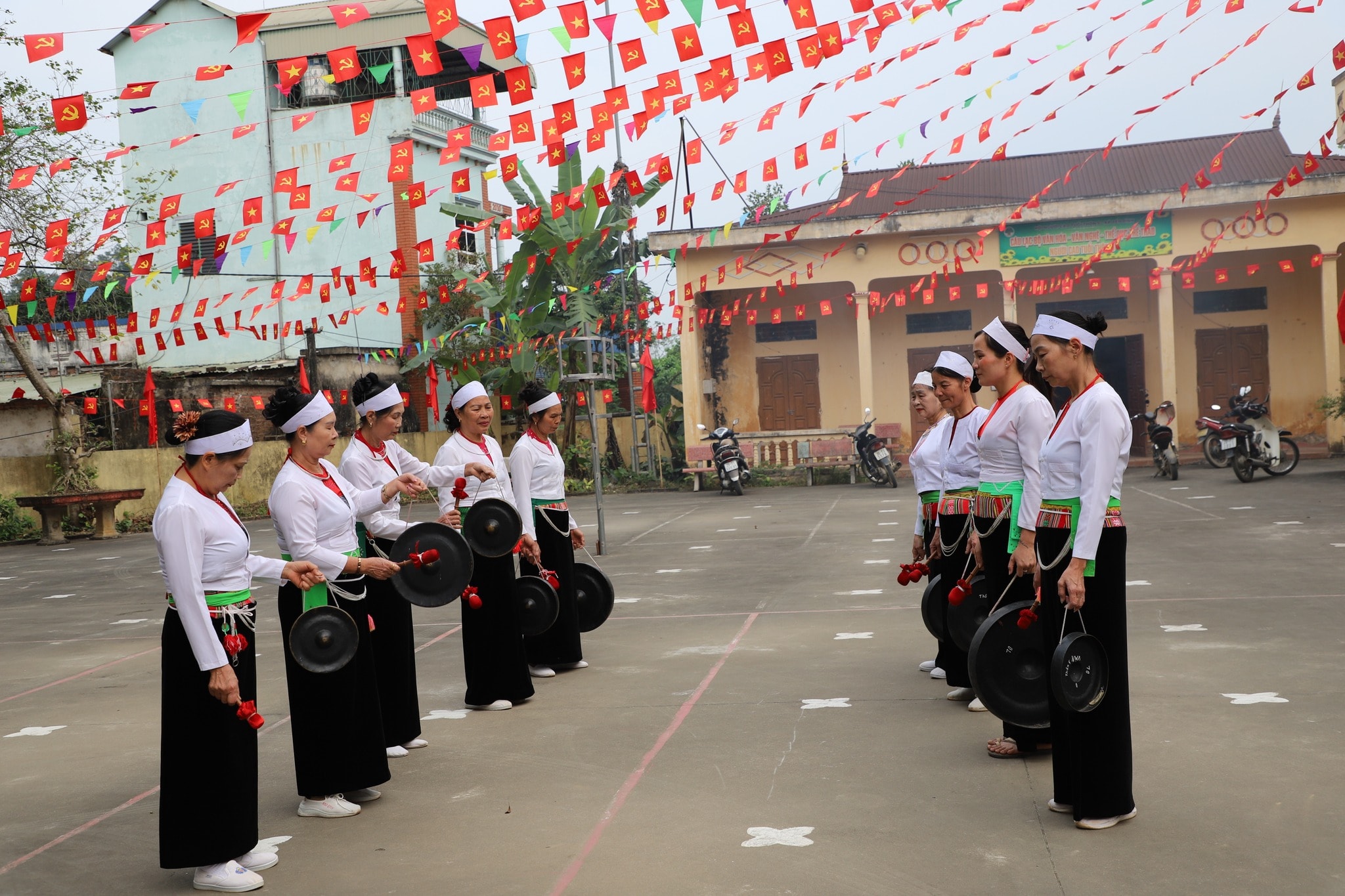 Những buổi tập luyện trình tấu cồng chiêng rộn ràng khắp các thôn ở Yên Xuân những ngày này. Ảnh: Hữu Thien