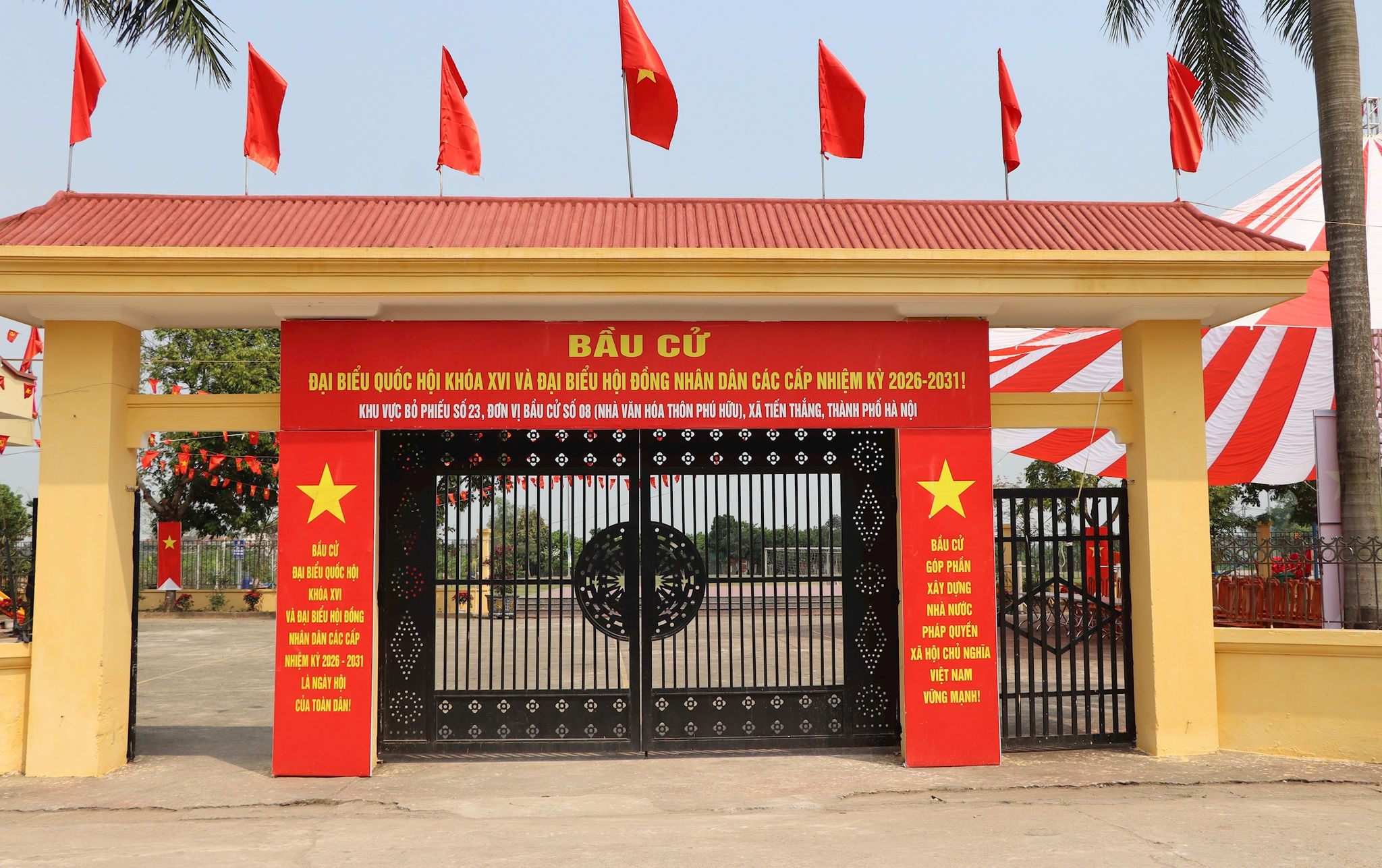 Khu vực bỏ phiếu số 23, đơn vị bầu cử số 8, nhà văn hóa thôn Phú Hữu rực rỡ sắc cờ sẵn sàng cho ngày bầu cử 15-3/ Ảnh