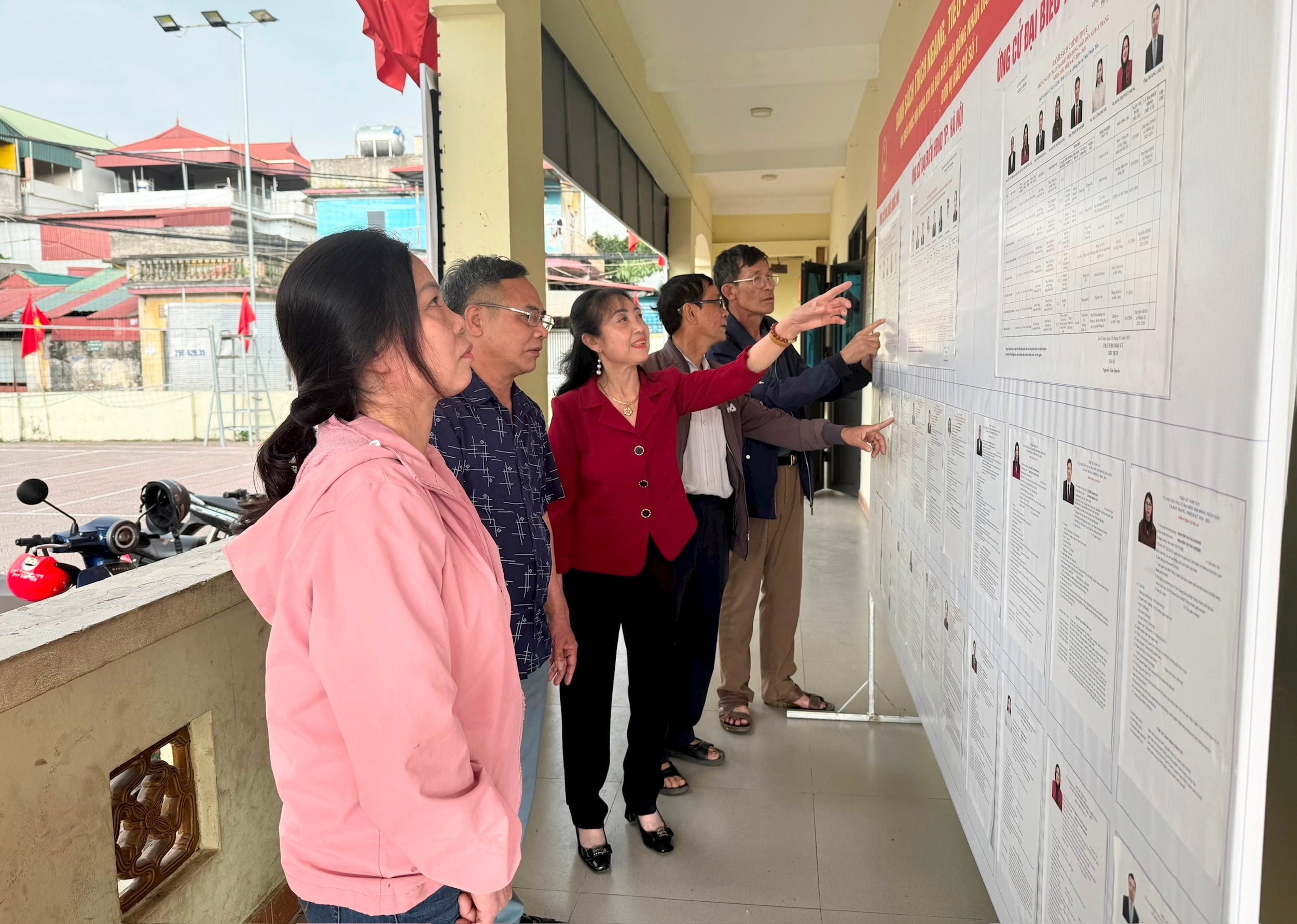 Người dân xã Bát Tràng tìm hiểu kĩ thông tin về ứng cử viên tham gia vào Quốc hội và Hội đồng nhân d
