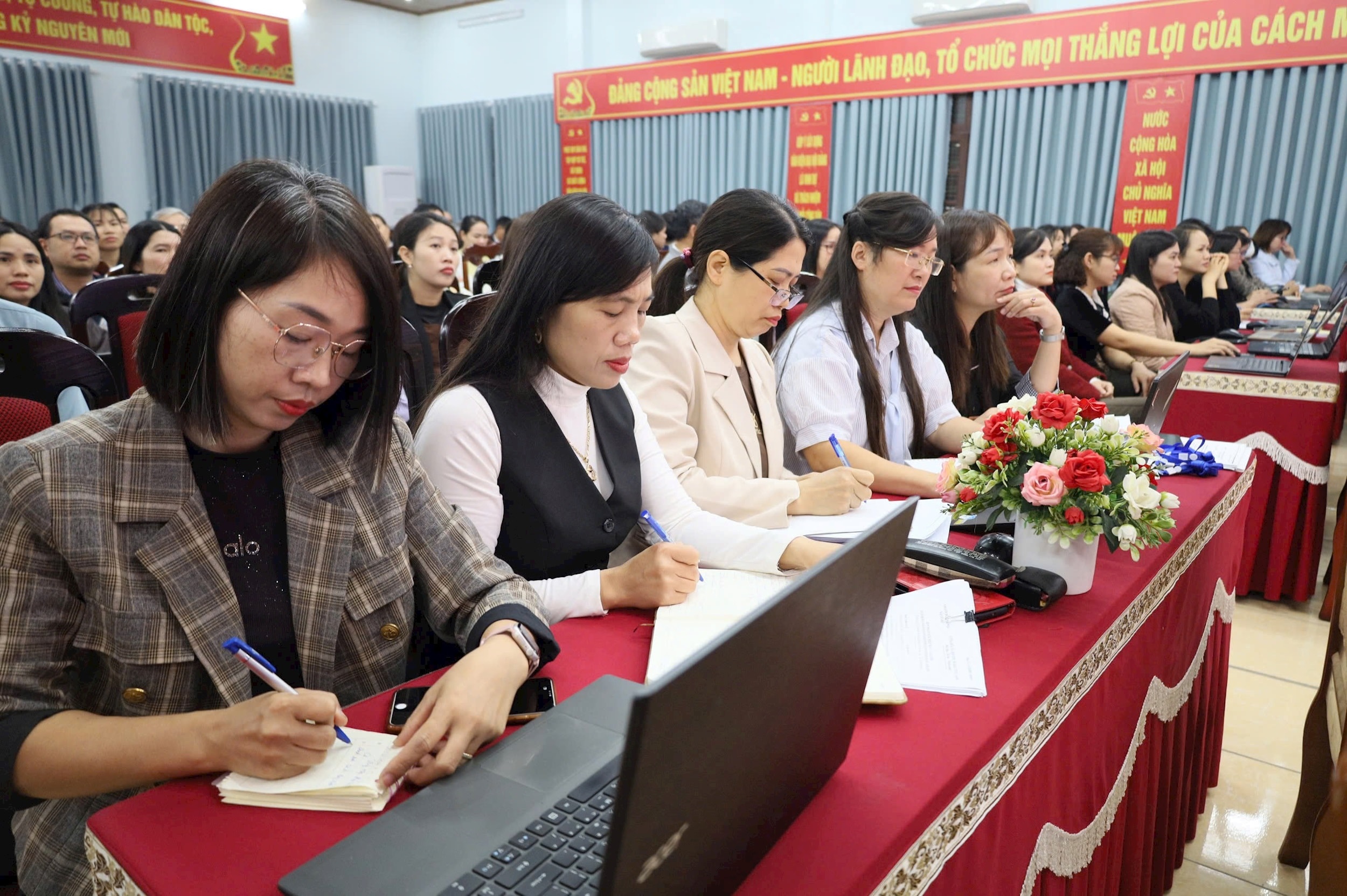 Các đại biểu tham dự hội nghị. Ảnh: Hồng Đạt