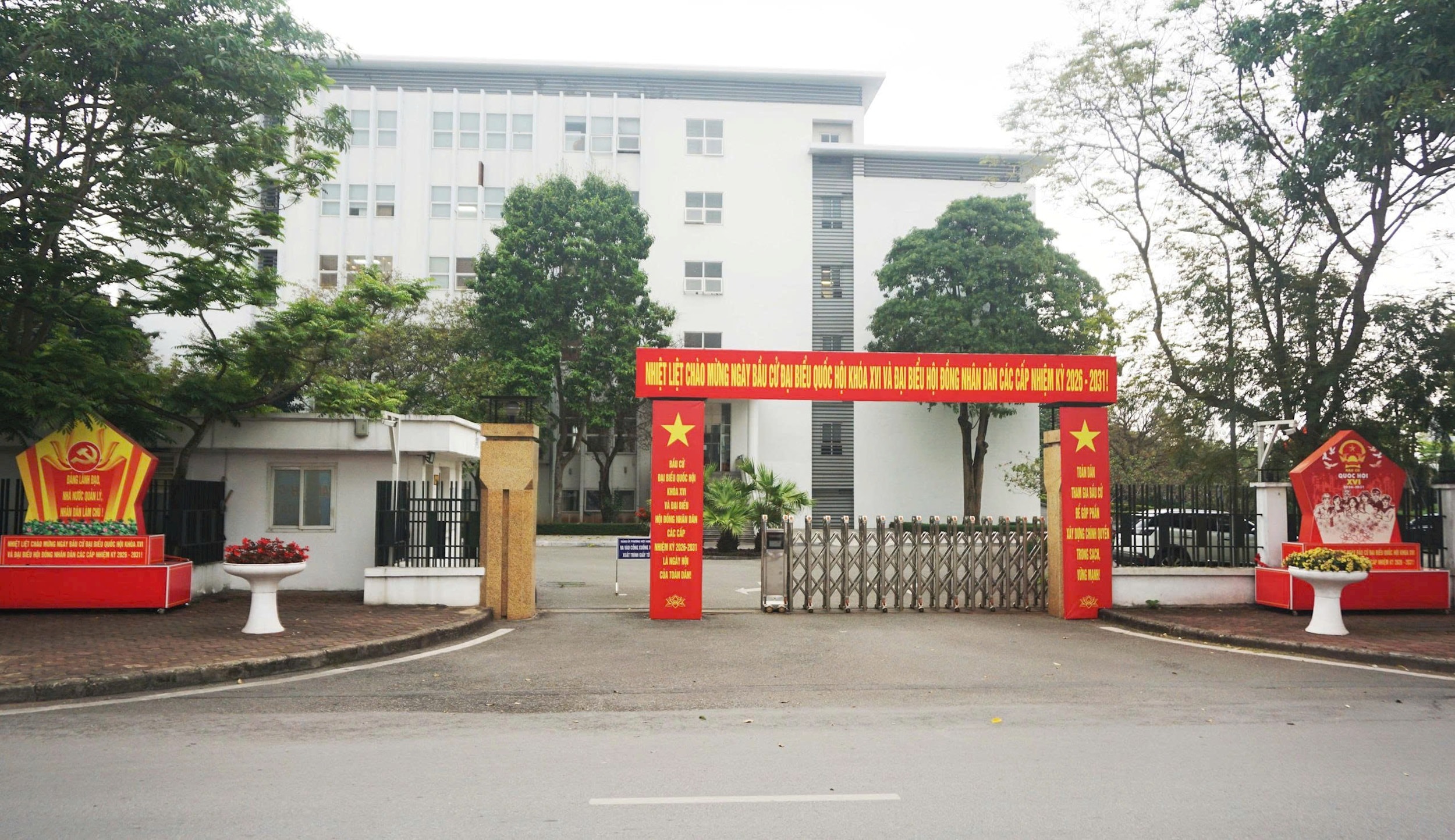 Trụ sở phường Việt Hưng được trang tro