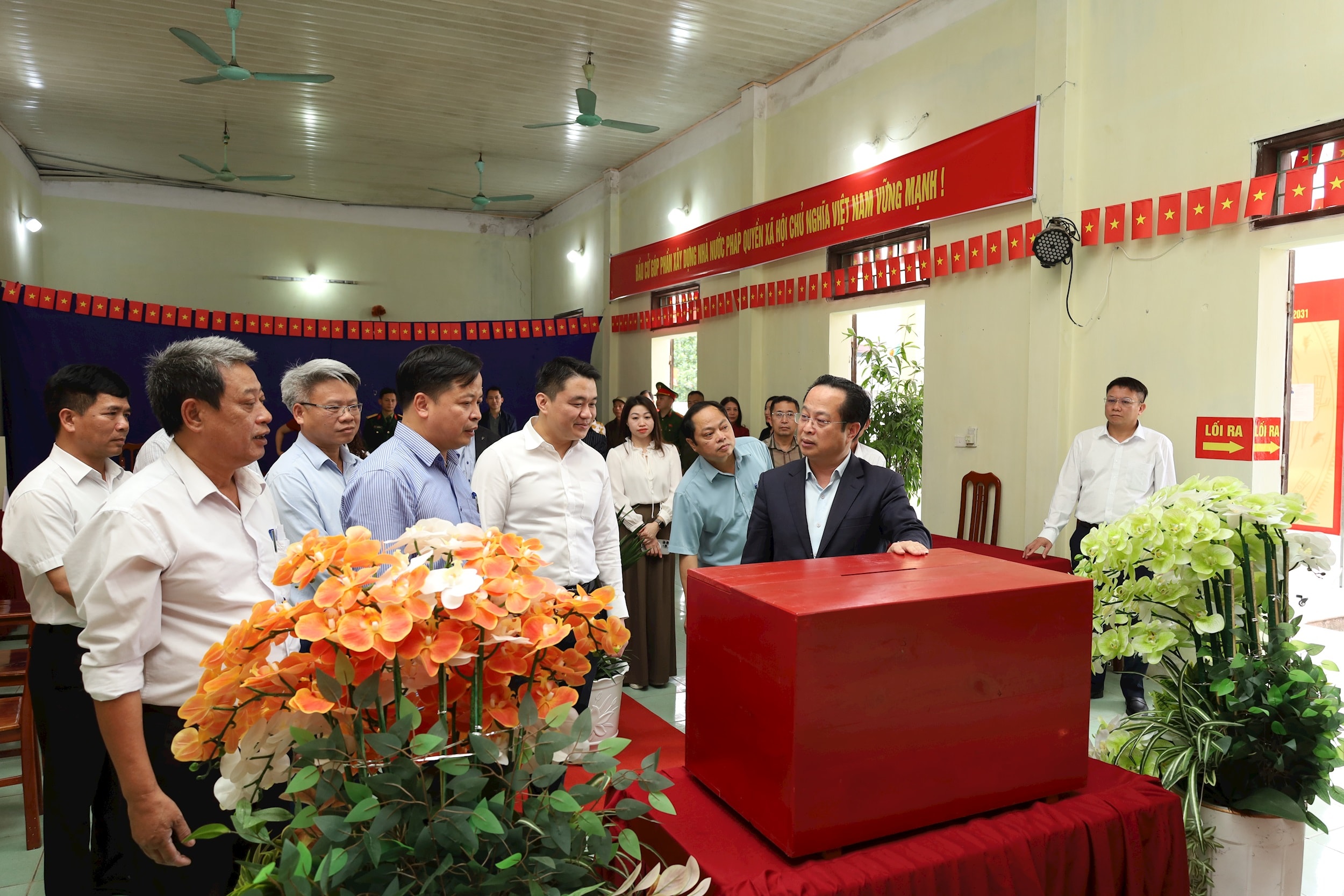 Phó Chủ tịch Thường trực HĐND thành phố Hà Nội Trần Thế Cương kiểm tra khu vực đặt hòm phiếu tại xã Hồng Sơn. Ảnh: Kim Nhuệ