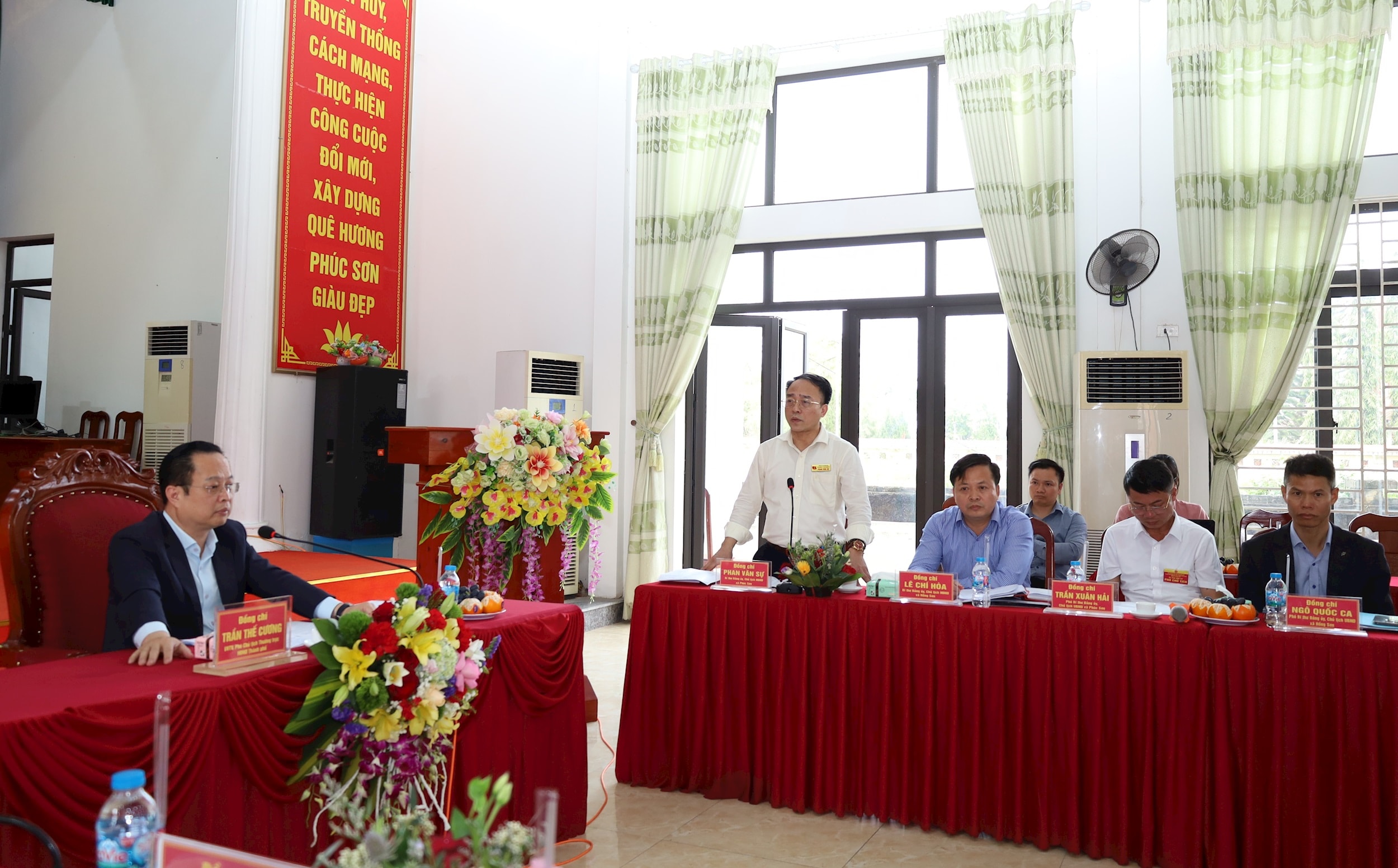 Bí thư Đảng ủy, Chủ tịch HĐND, Chủ tịch Ủy ban Bầu cử xã Phúc Sơn Phan Văn Sự khẳng định đã chuẩn bị chu đáo, sẵn sàng cho ngày hội non sông. Ảnh: Kim Nhuệ 