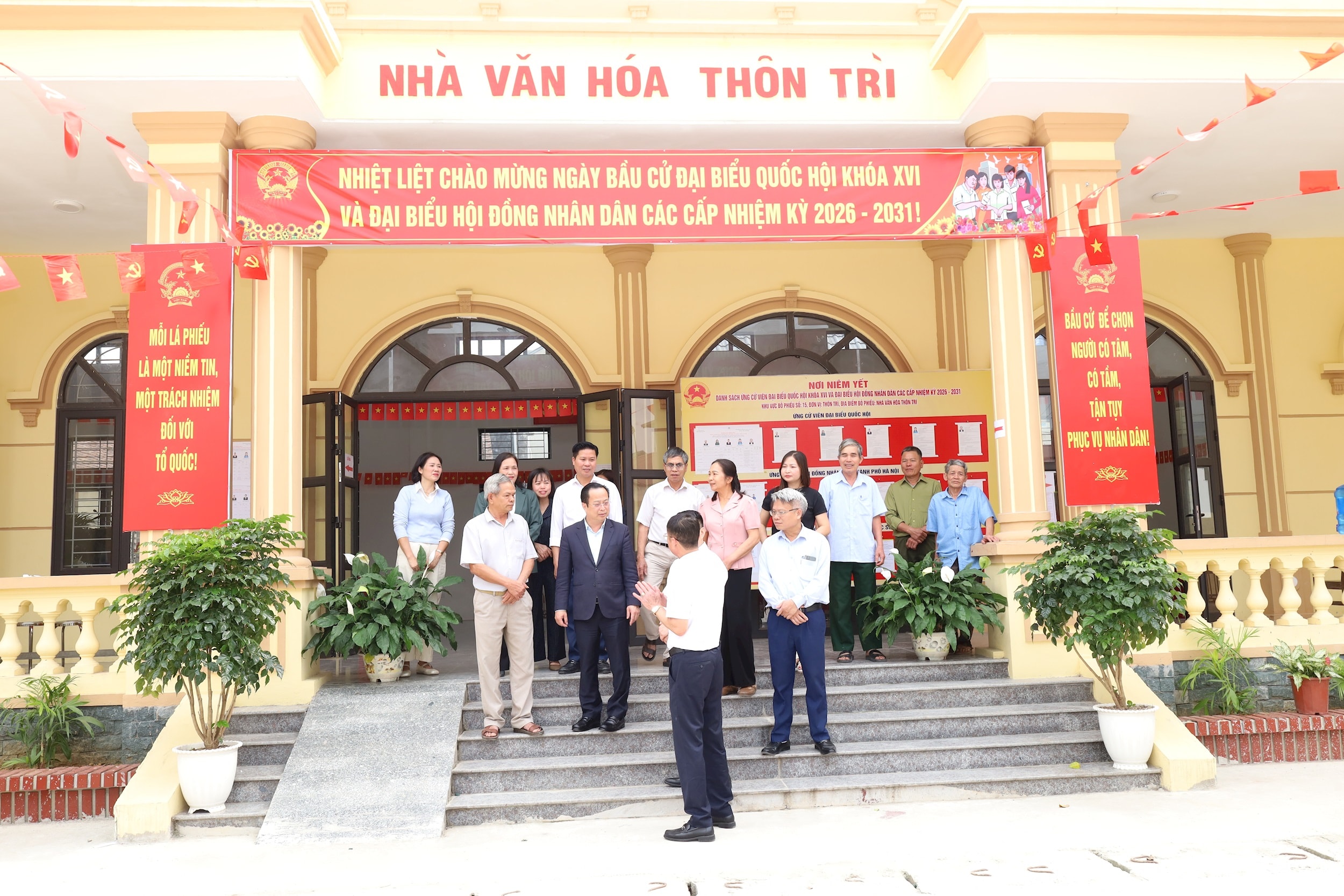 Các khu vực bầu cử của xã Phúc Sơn và Hồng Sơn được trang trí rực rỡ, sạch đẹp, sẵn sàng cho ngày hội non sông. Ảnh: Kim Nhuệ