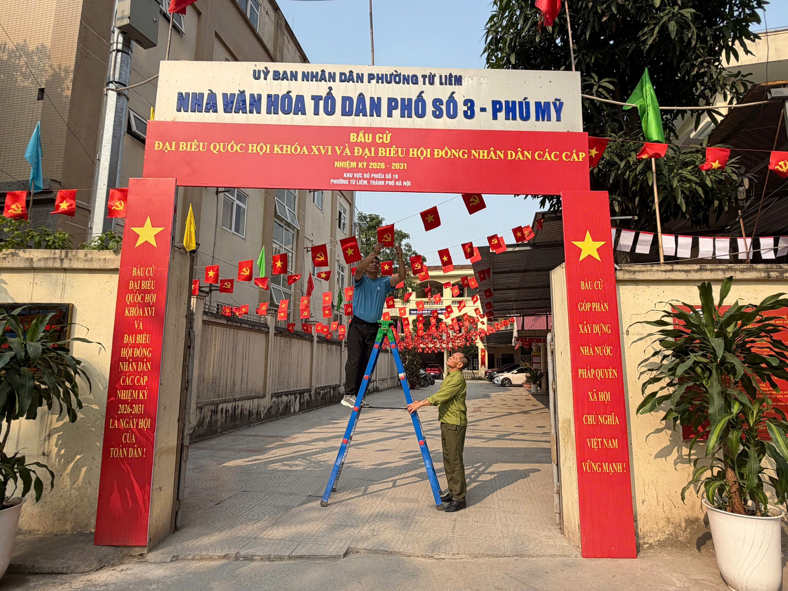 Chỉnh trang từng chi tiết nhỏ để chuẩn bị cho ngày hội non sông tại khu vực bỏ phiếu số 19 phường Từ Liêm