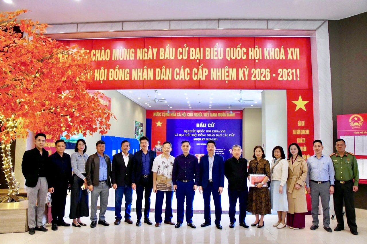 Đồng chí Nguyễn Quốc Hà cùng các thành viên Ủ ban Bầu cử phường kiểm tra việc niêm yết danh sách và tiểu sử tóm tắt của các ứng cử viên tại đơn vị bầu cử số 02.