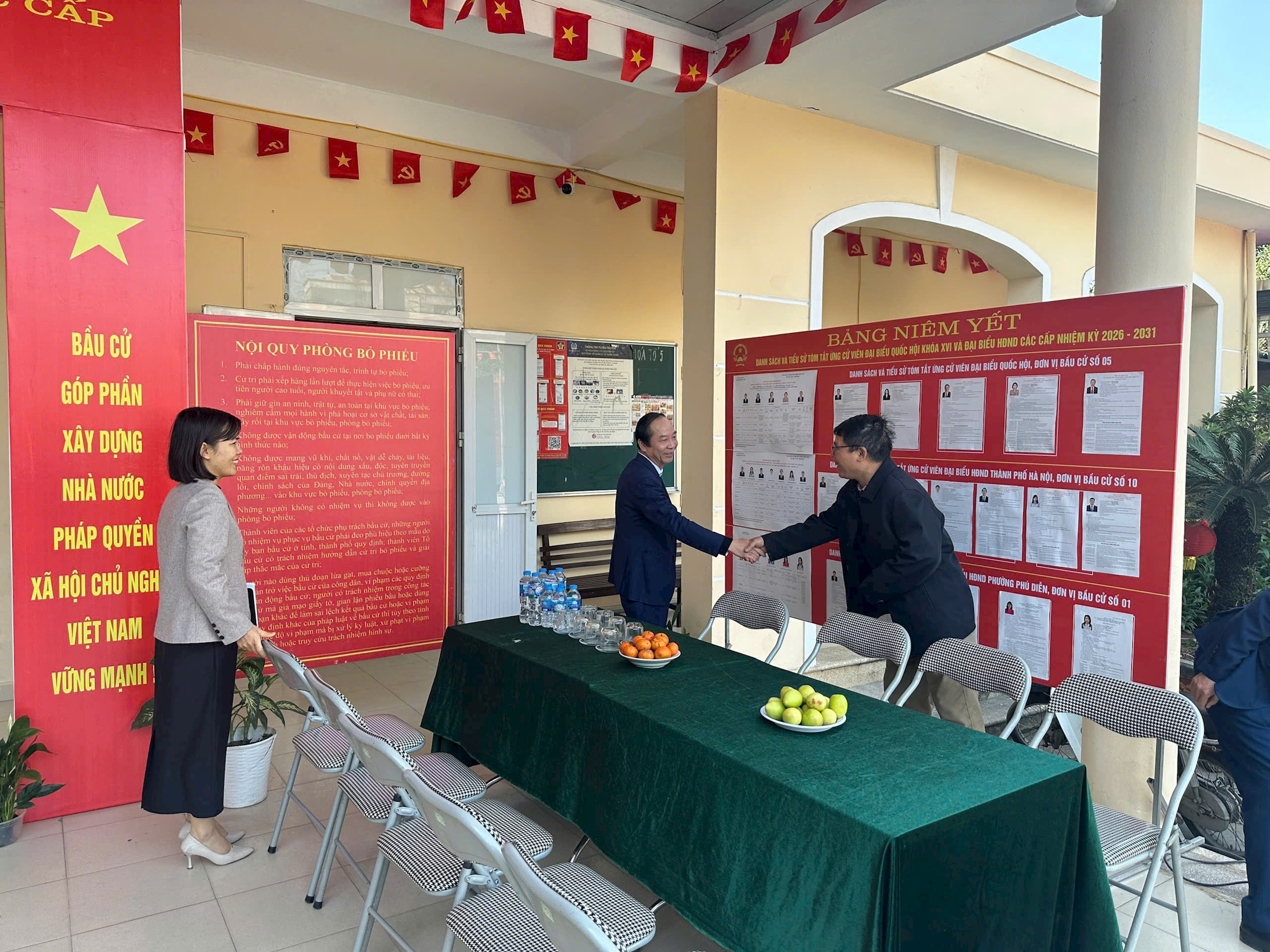 Chủ tịch UBND phường Phú Diễn Nguyễn Văn Hải kiểm tra, động viên các tổ bầu cử làm việc nghiêm túc, b