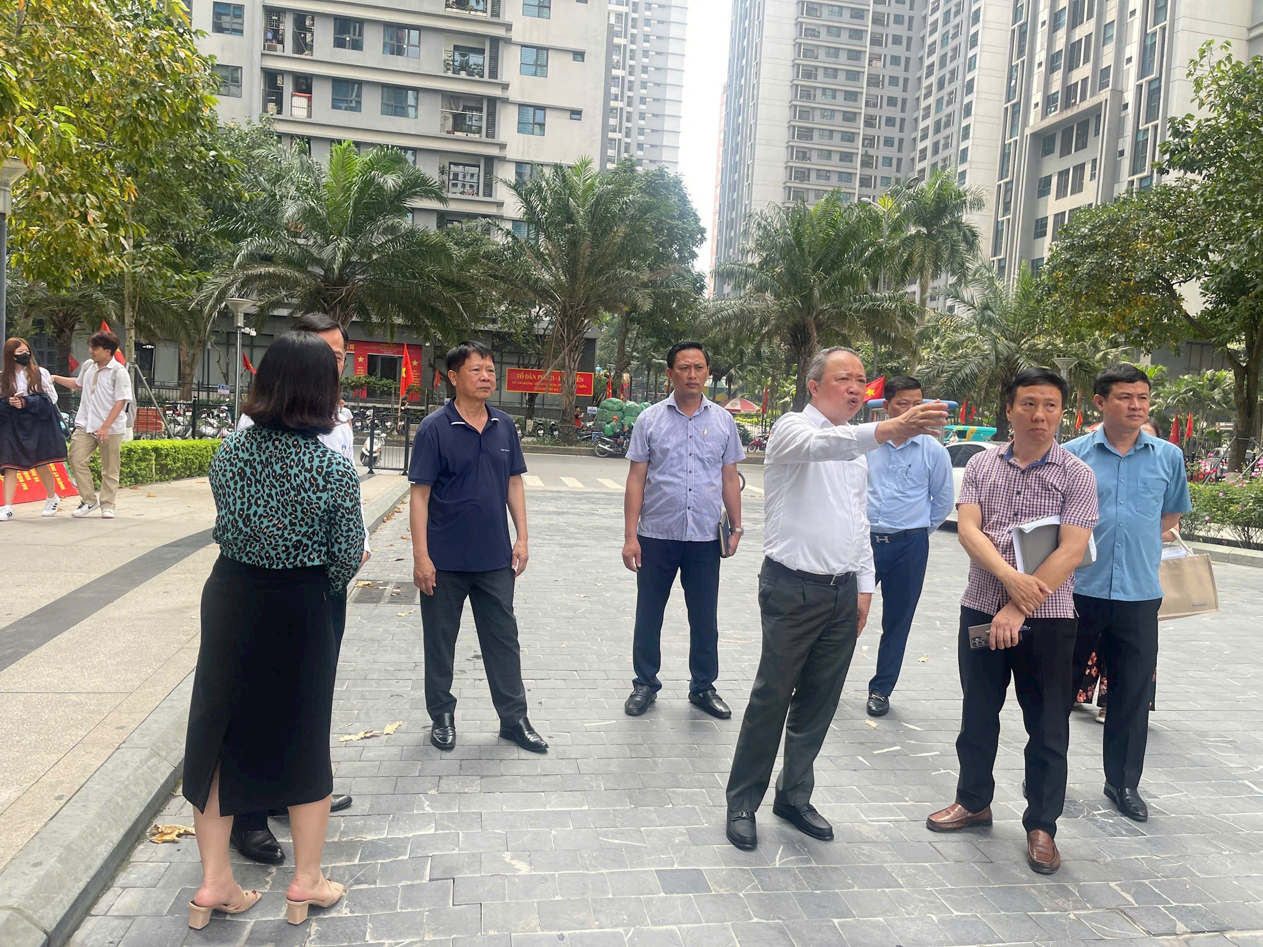 Chủ tịch Ủy ban bầu cử phường và các thành viên kiểm tra tại 26 khu vực bỏ phiếu để bảo đảm cho ngày bầu cử diễn ra thành công tốt đẹp