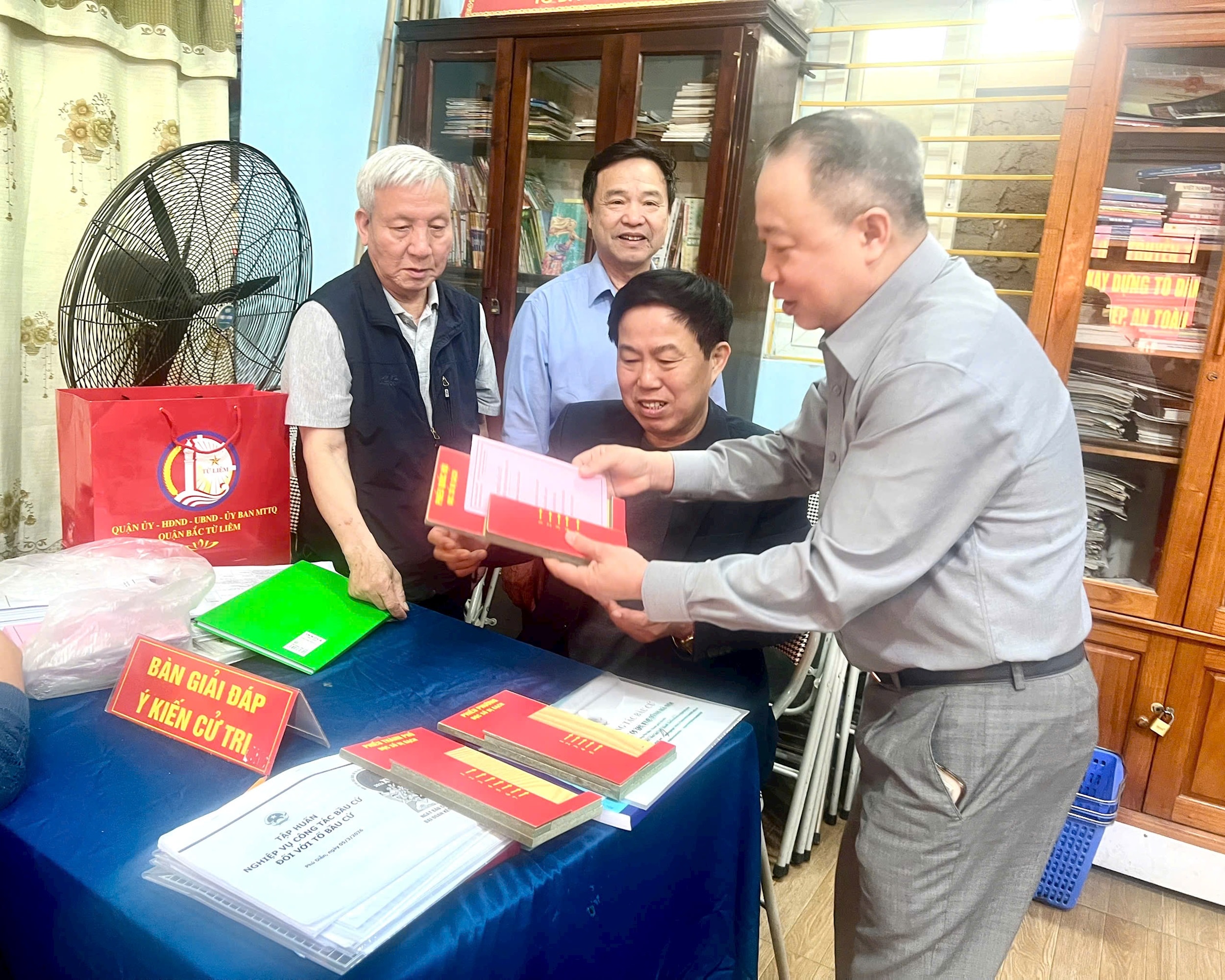Bí thư Đảng ủy, Chủ tịch Ủy ban Bầu cử phường Nguyễn Lê Hoàng rất tâm đắc với cách “dưỡng đọc” nhằm giúp rút ngắn thời gian bỏ phiếu. ản