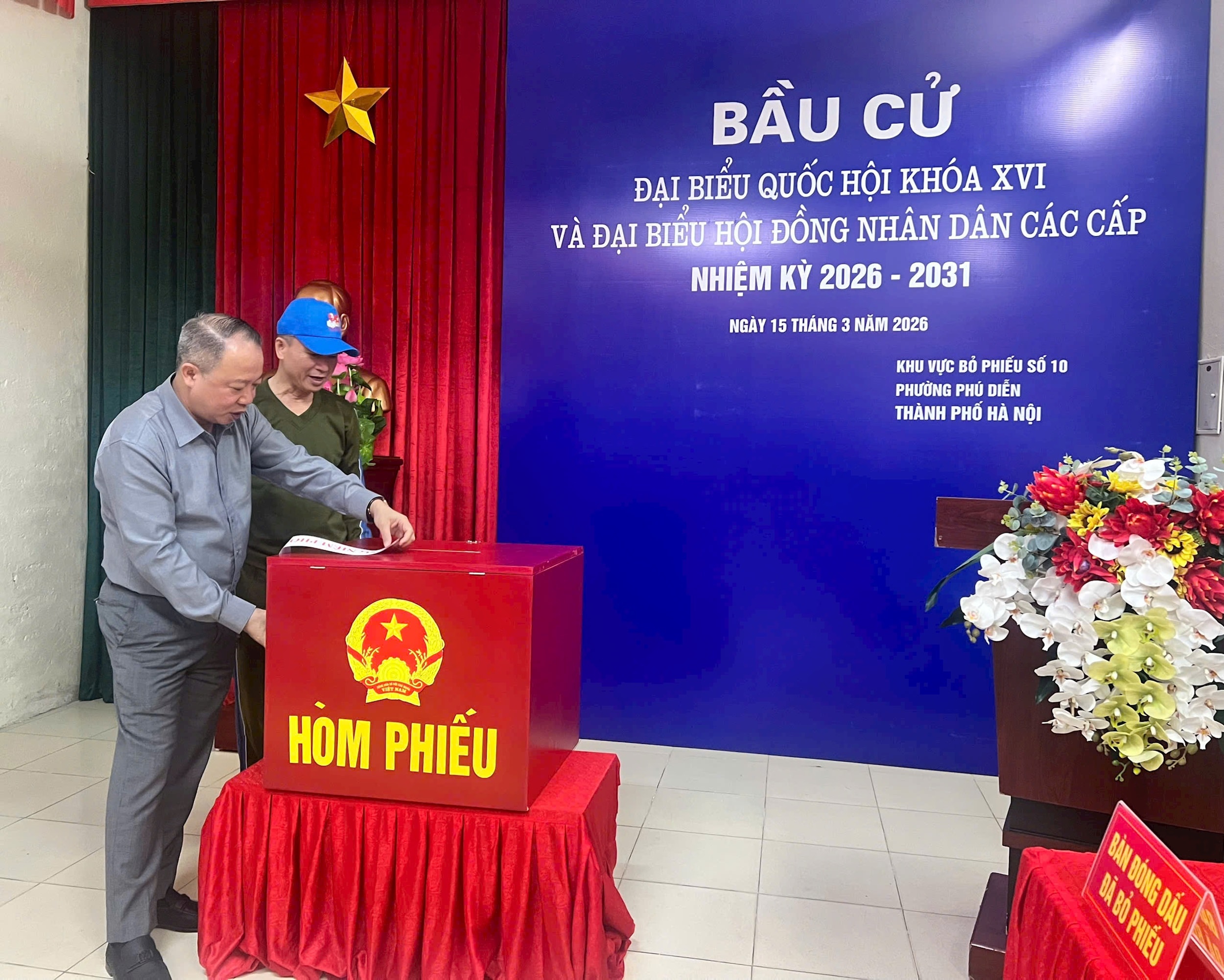 Bí thư Đảng ủy phường Phú Diễn Nguyễn Lê Hoàng kiểm tra tại khu vực bỏ phiếu số 10.