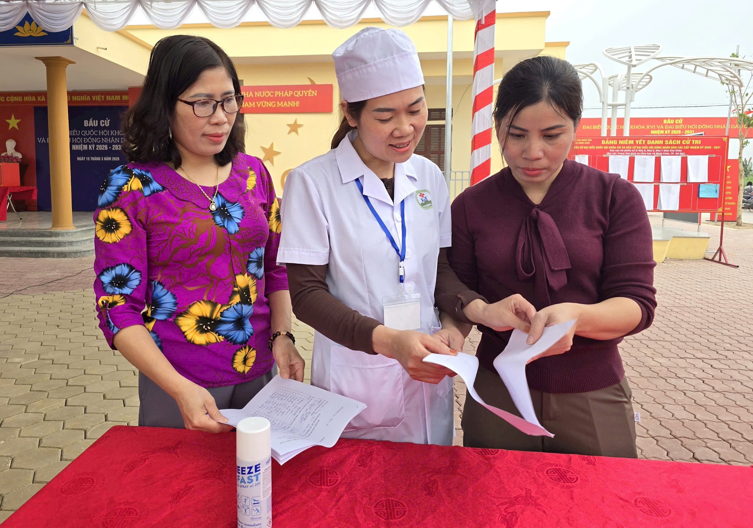 Giám đốc Trạm Y tế xã Minh Châu Lê Thị Lộc (ngoài cùng bên trái) cùng các nhân viên y tế chuẩn bị cho công tác đáp ứng y tế phục vụ bầu cử trên địa bàn. 